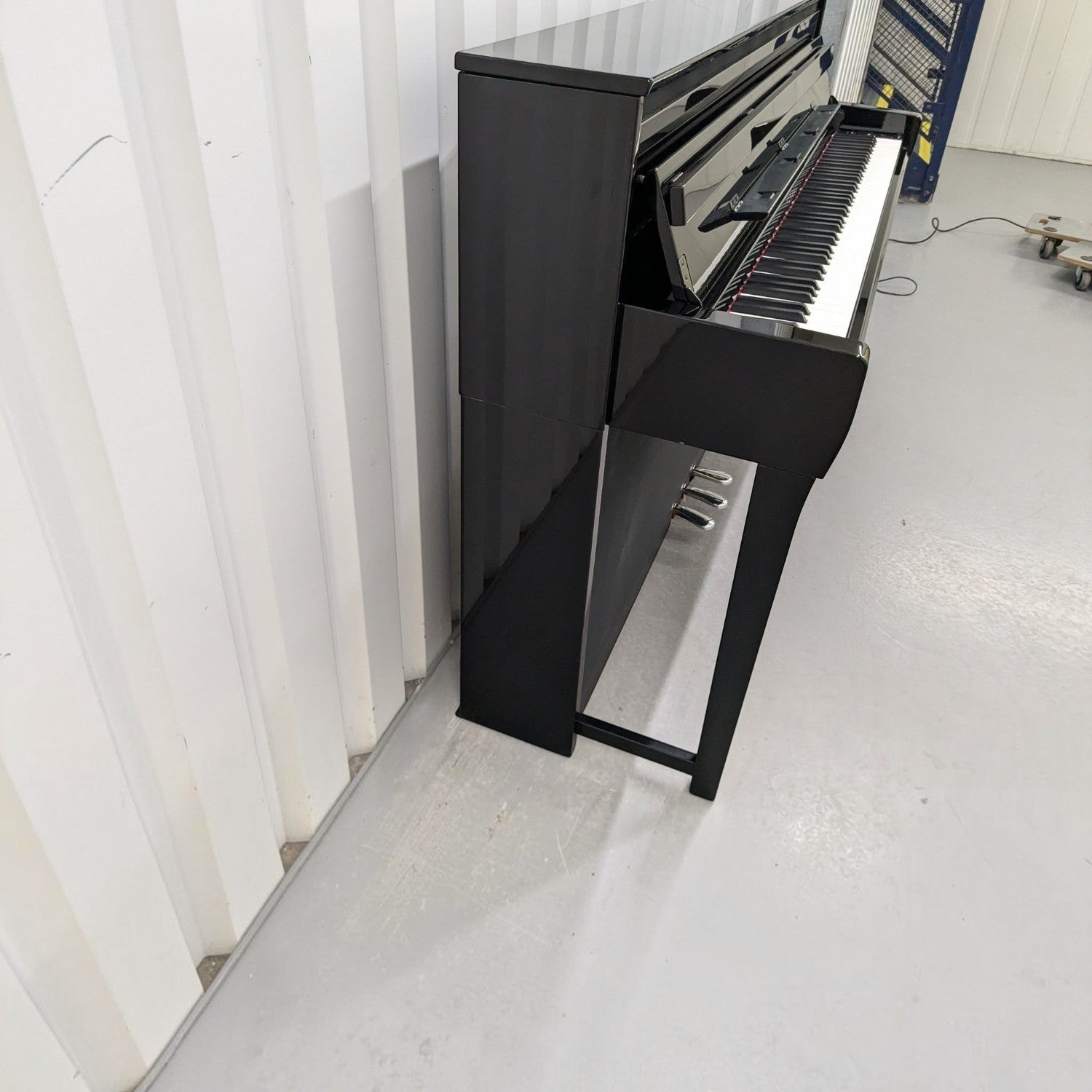 Đàn piano điện Yamaha CLP-685 màu đen bóng sang trọng tại TÂN NHẠC CỤ, thiết kế dáng tủ cao cấp.