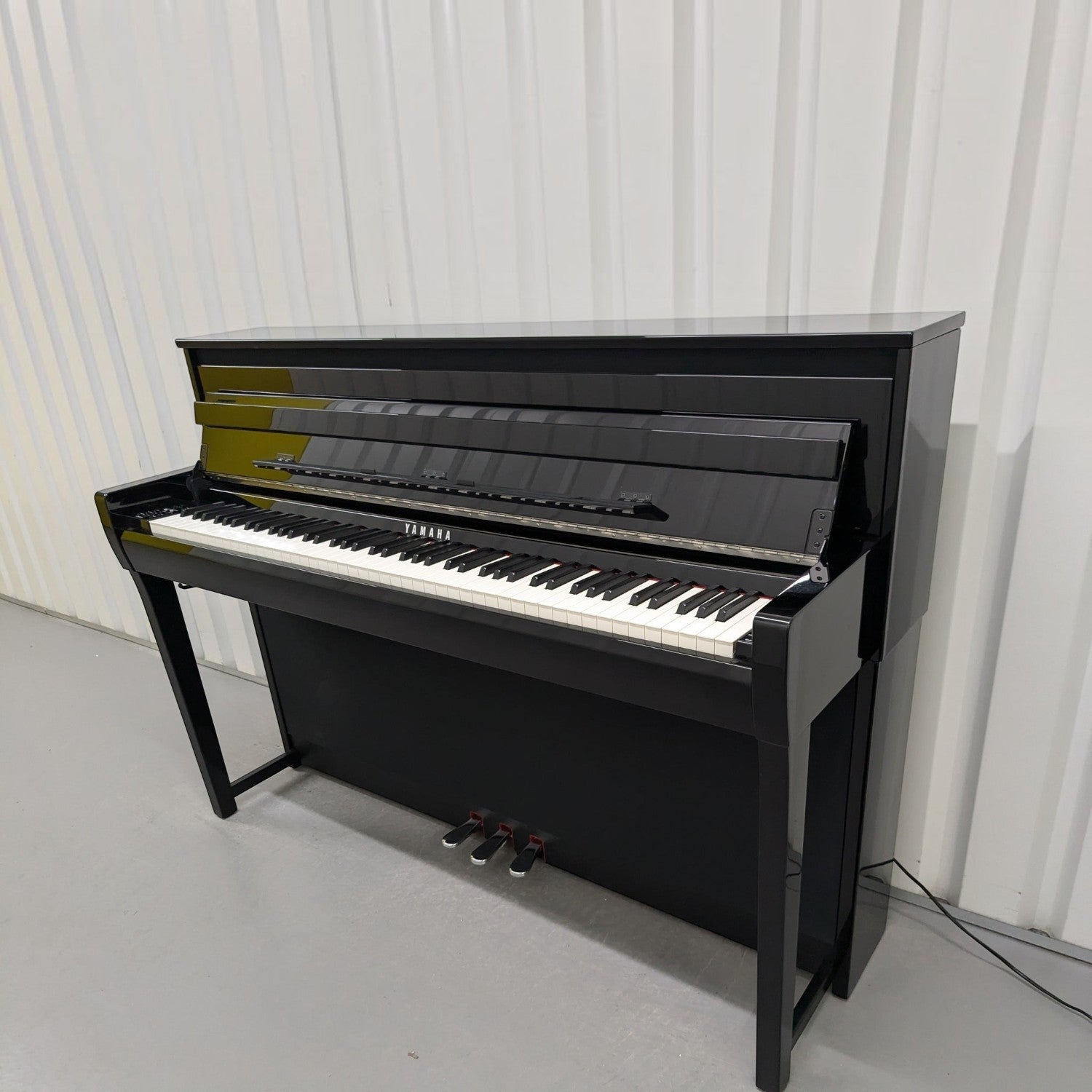 Đàn piano điện Yamaha CLP-685 màu đen bóng sang trọng tại TÂN NHẠC CỤ, thiết kế dáng tủ cao cấp với bàn phím gỗ.