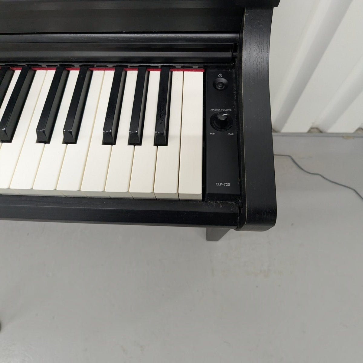 Bàn phím và bảng điều khiển đàn piano điện TÂN NHẠC CỤ Yamaha CLP725 màu đen với núm âm lượng