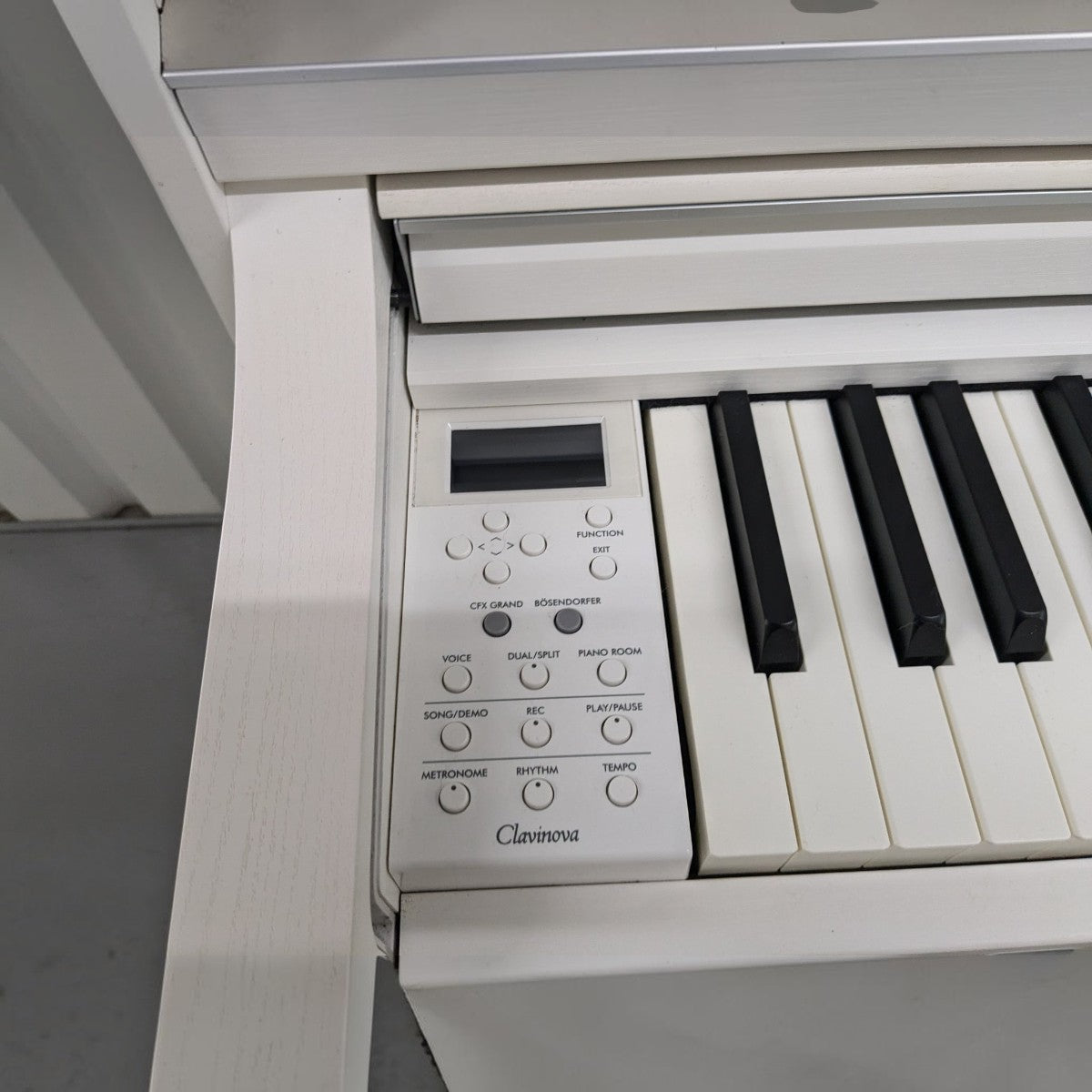 Bảng điều khiển và bàn phím GrandTouch-S của đàn piano điện TÂN NHẠC CỤ Yamaha CLP-735 màu trắng
