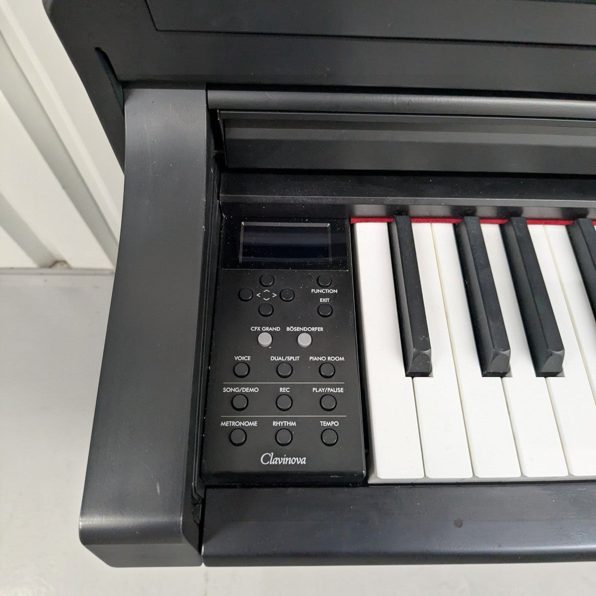 Bảng điều khiển và bàn phím GrandTouch-S của đàn piano điện TÂN NHẠC CỤ Yamaha CLP-735 màu đen
