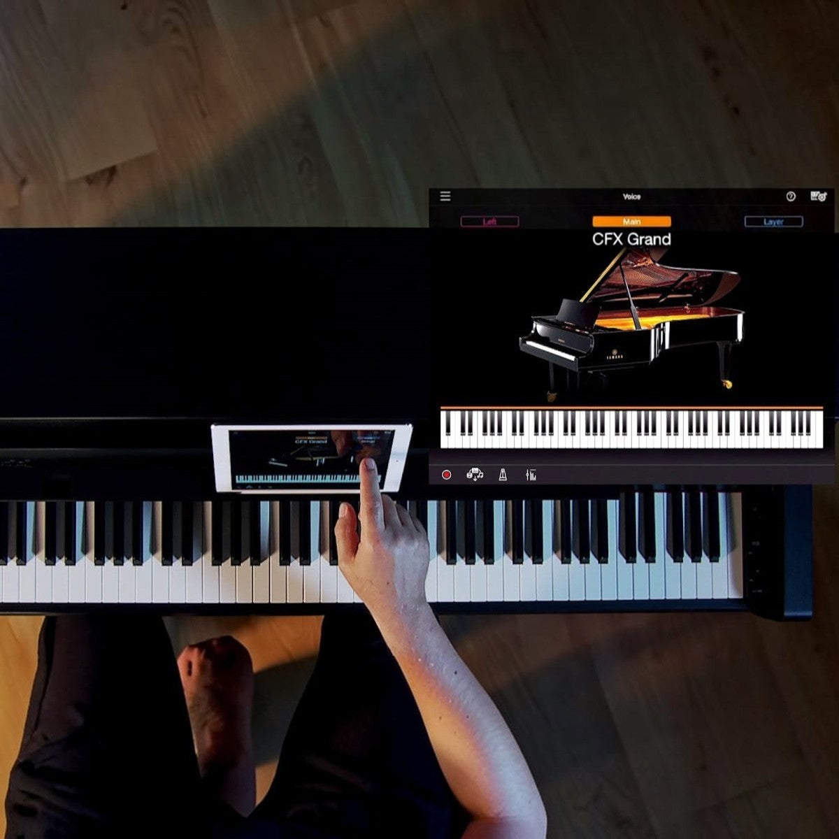 Người chơi sử dụng ứng dụng trên máy tính bảng kết nối với đàn piano điện TÂN NHẠC CỤ Yamaha CLP-735