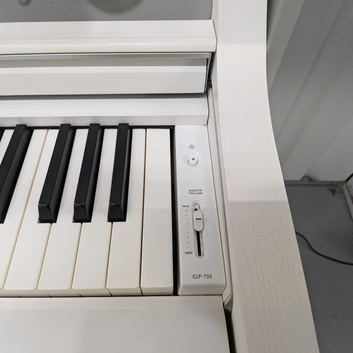Bảng điều khiển âm lượng và phím đàn piano điện Yamaha CLP-735 màu trắng tại TÂN NHẠC CỤ