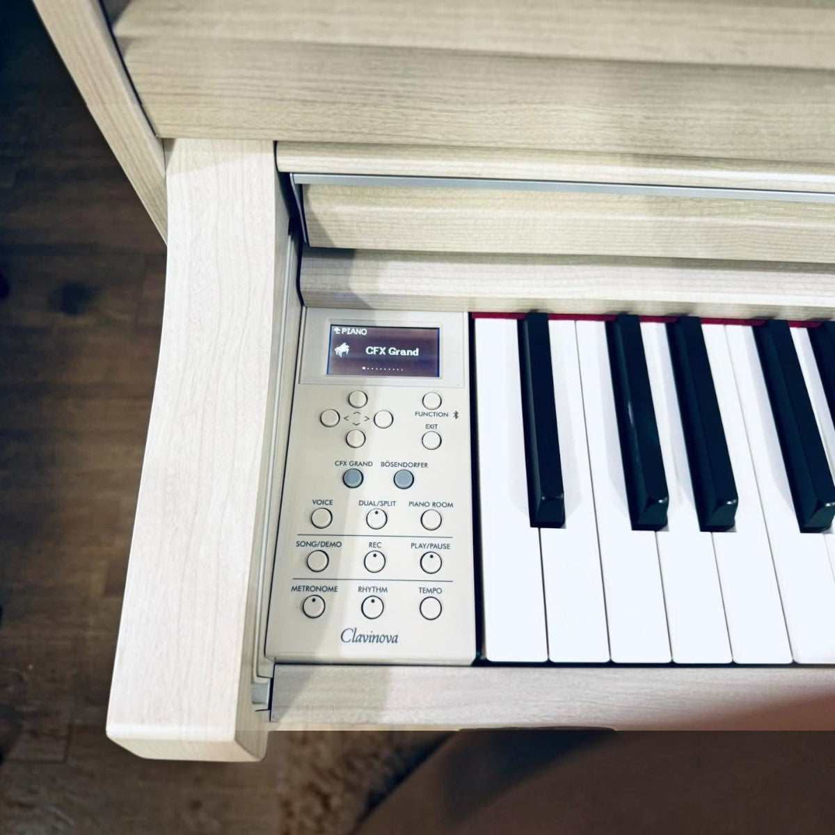 Bảng điều khiển và bàn phím gỗ GrandTouch-S của đàn piano điện Yamaha CLP-745 tại TÂN NHẠC CỤ