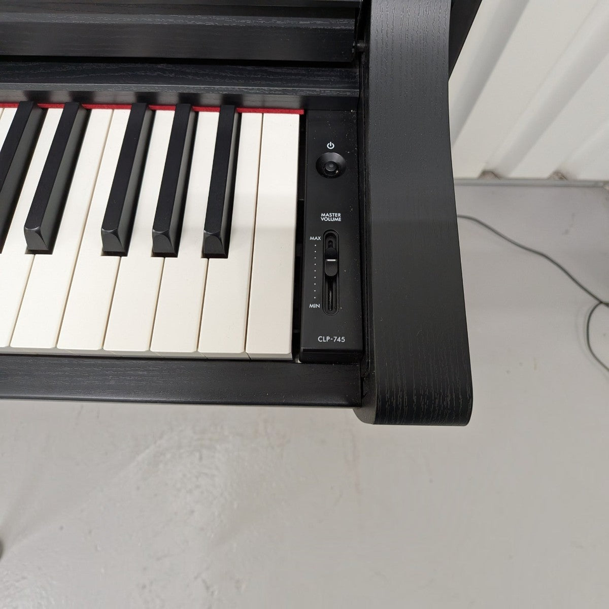 Bàn phím gỗ GrandTouch-S và bảng điều khiển âm lượng trên đàn piano điện TÂN NHẠC CỤ Yamaha CLP-745