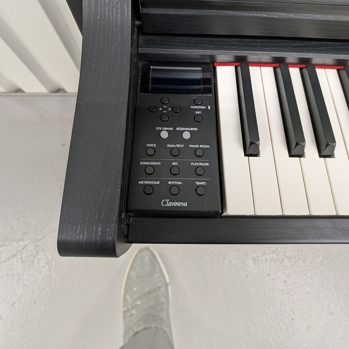 Bảng điều khiển và bàn phím gỗ của đàn piano điện TÂN NHẠC CỤ Yamaha CLP-745 màu đen sang trọng
