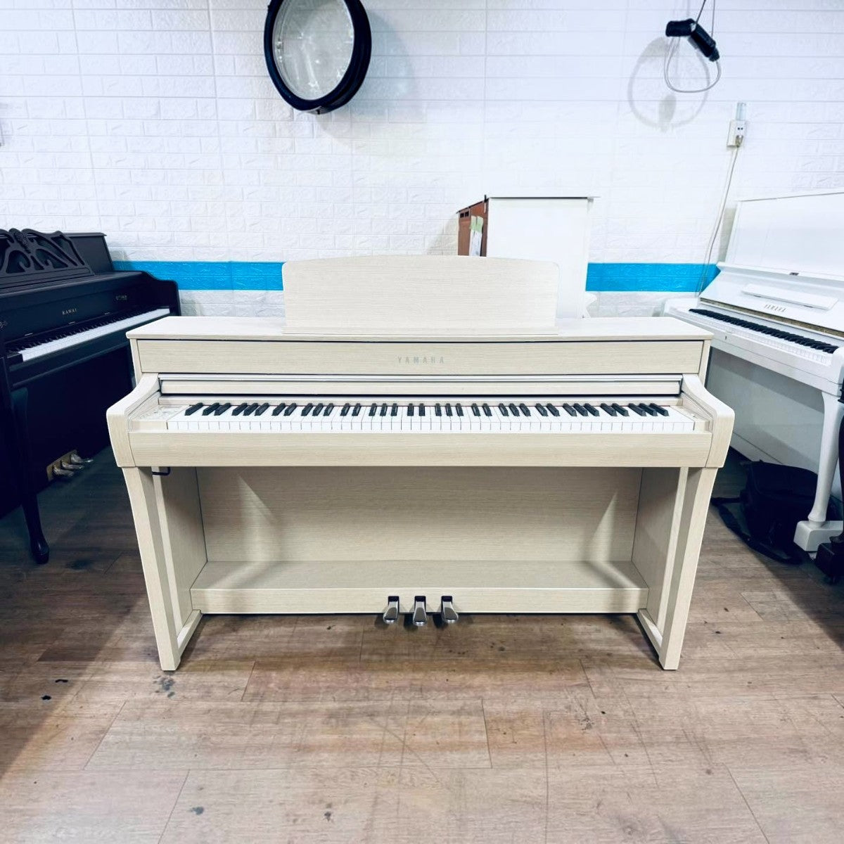 Đàn piano điện TÂN NHẠC CỤ Yamaha CLP-745 màu gỗ sáng, thiết kế dáng tủ đứng sang trọng với 88 phím gỗ GrandTouch-S.