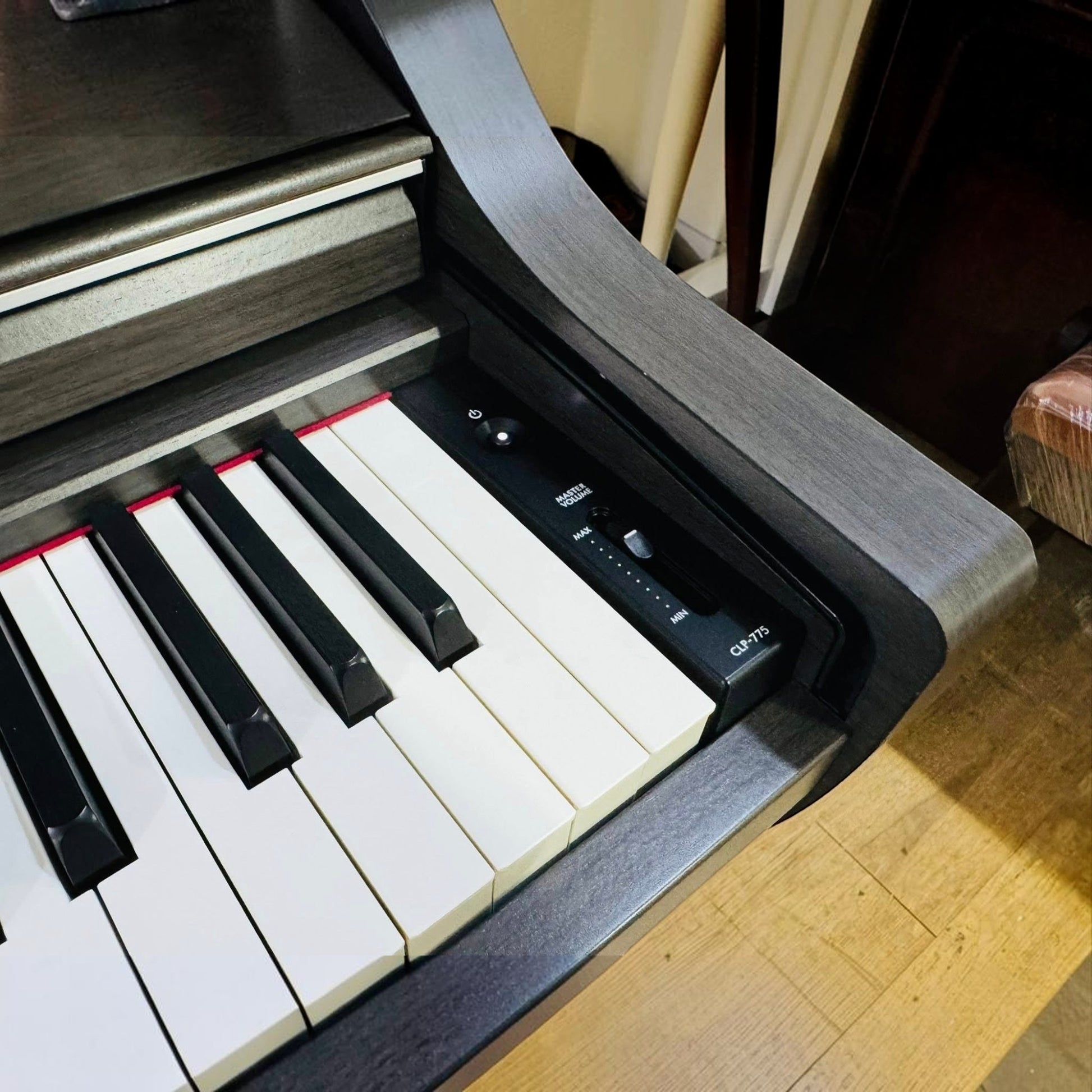 Bàn phím gỗ GrandTouch của đàn piano điện TÂN NHẠC CỤ Yamaha CLP-775 màu Dark Walnut với bảng điều khiển âm lượng