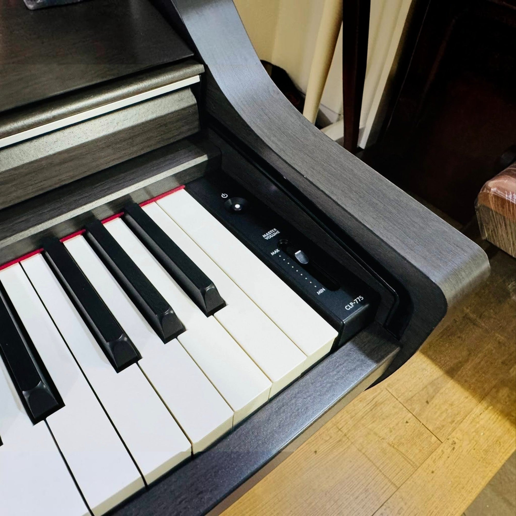 Bàn phím gỗ GrandTouch của đàn piano điện TÂN NHẠC CỤ Yamaha CLP-775 màu Dark Walnut với bảng điều khiển âm lượng