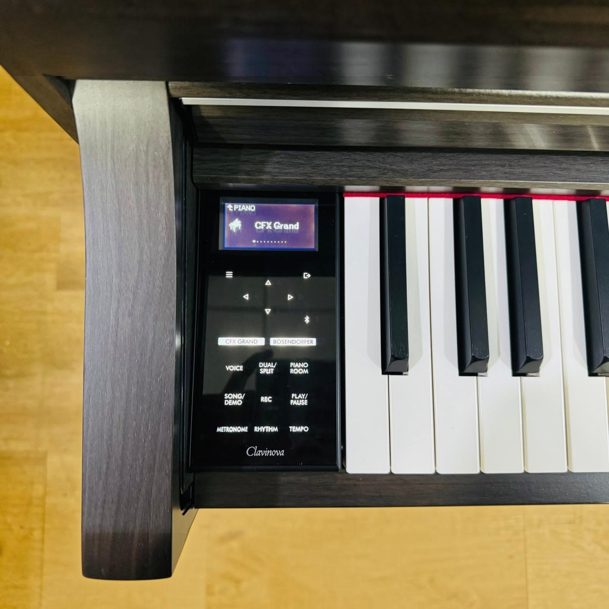 Bảng điều khiển cảm ứng và bàn phím gỗ GrandTouch trên đàn piano điện Tân Nhạc Cụ Yamaha CLP-775 màu Dark Walnut