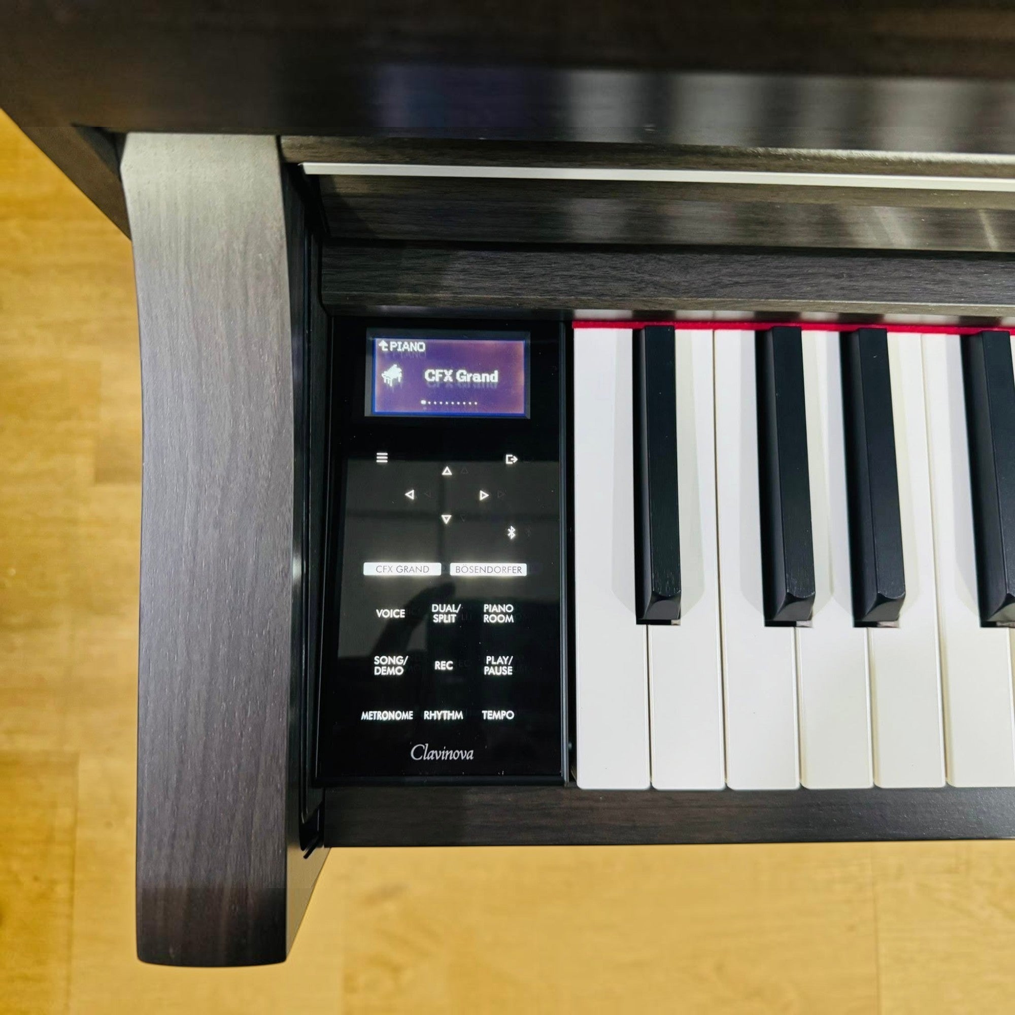 Bảng điều khiển cảm ứng và bàn phím gỗ GrandTouch trên đàn piano điện Tân Nhạc Cụ Yamaha CLP-775 màu Dark Walnut