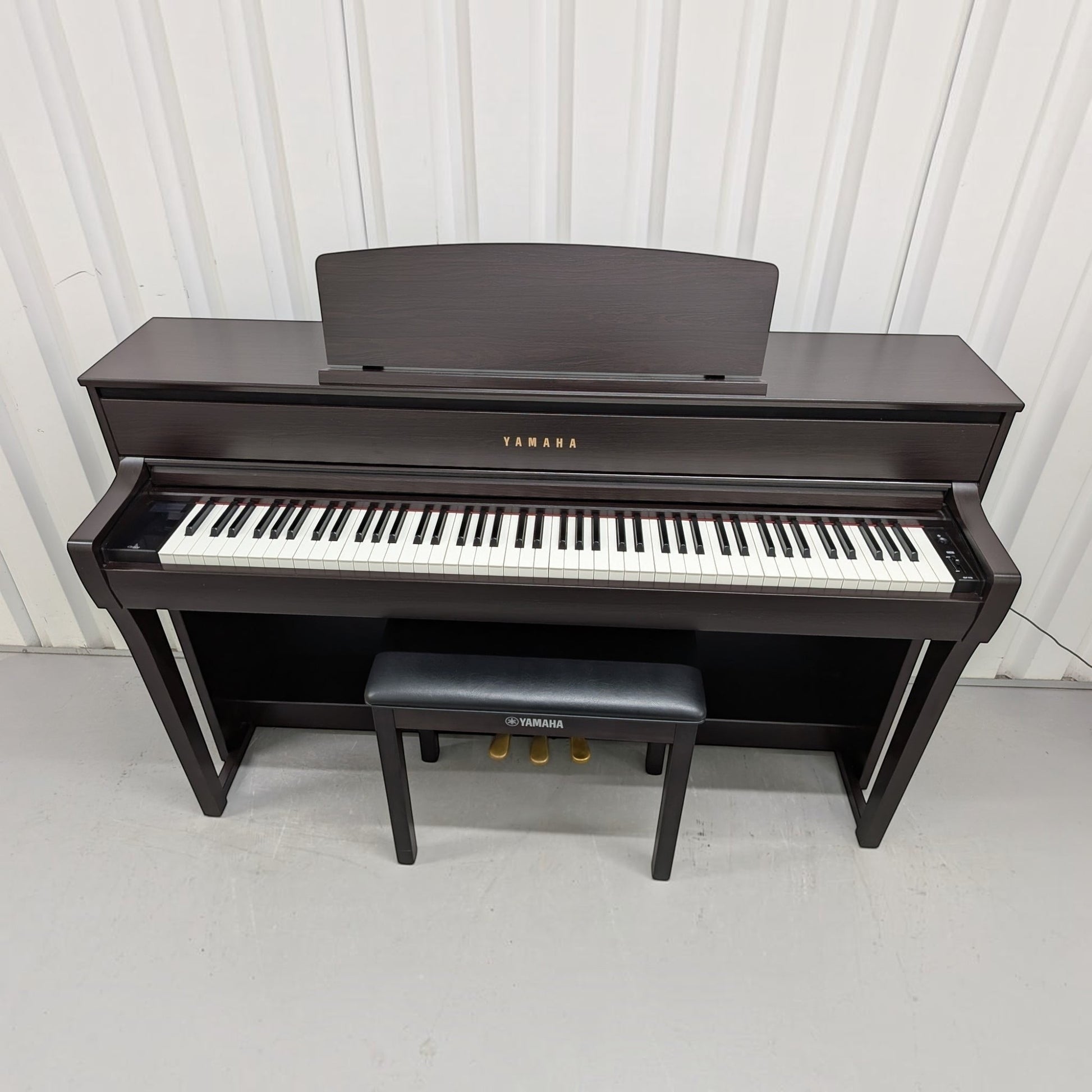 Đàn piano điện Tân Nhạc Cụ Yamaha CLP-775 màu gỗ tối sang trọng với bàn phím gỗ GrandTouch cao cấp