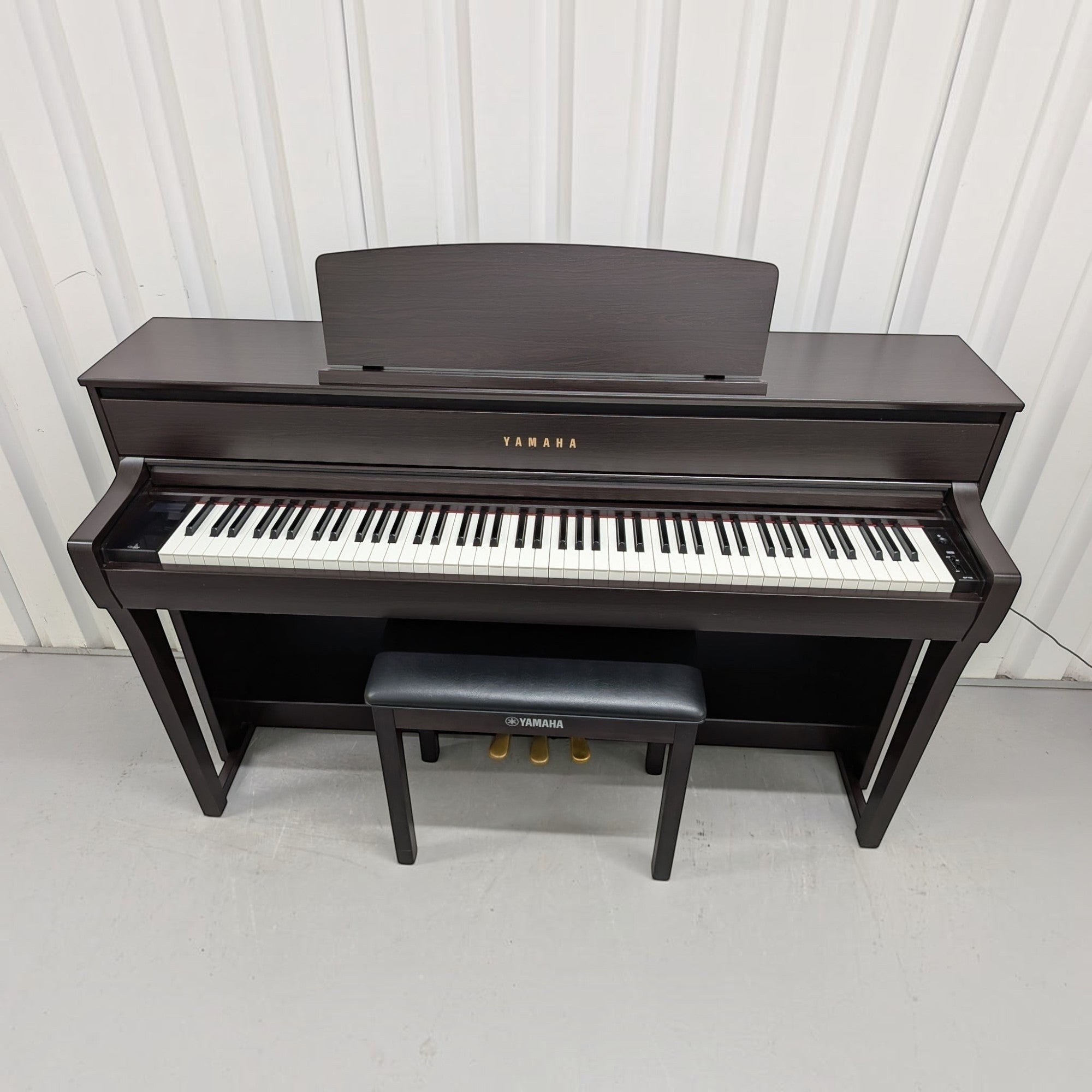 Đàn piano điện Tân Nhạc Cụ Yamaha CLP-775 màu gỗ tối sang trọng với bàn phím gỗ GrandTouch cao cấp