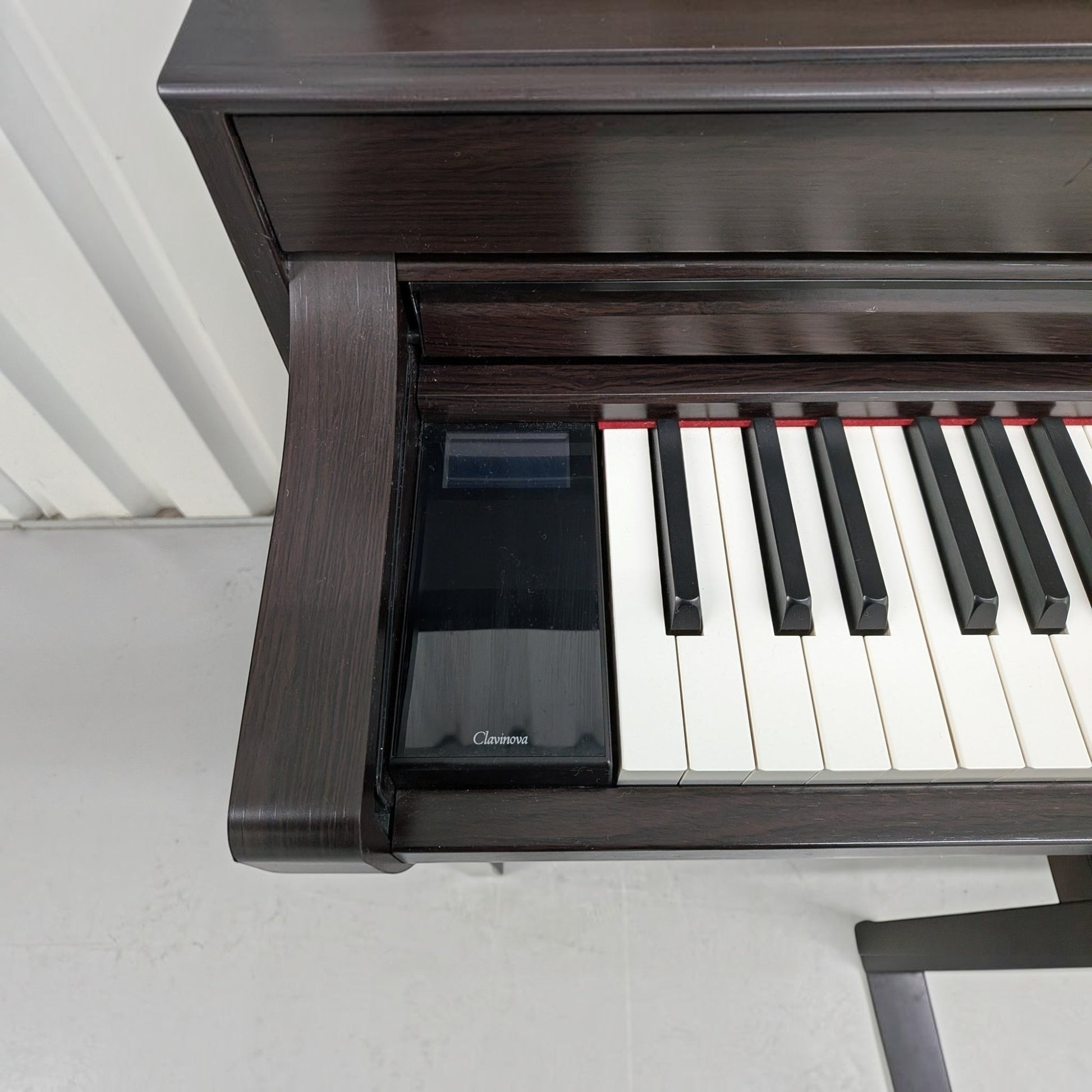Đàn piano điện TÂN NHẠC CỤ Yamaha CLP-775 màu gỗ tối với bàn phím GrandTouch gỗ thật và bảng điều khiển cảm ứng