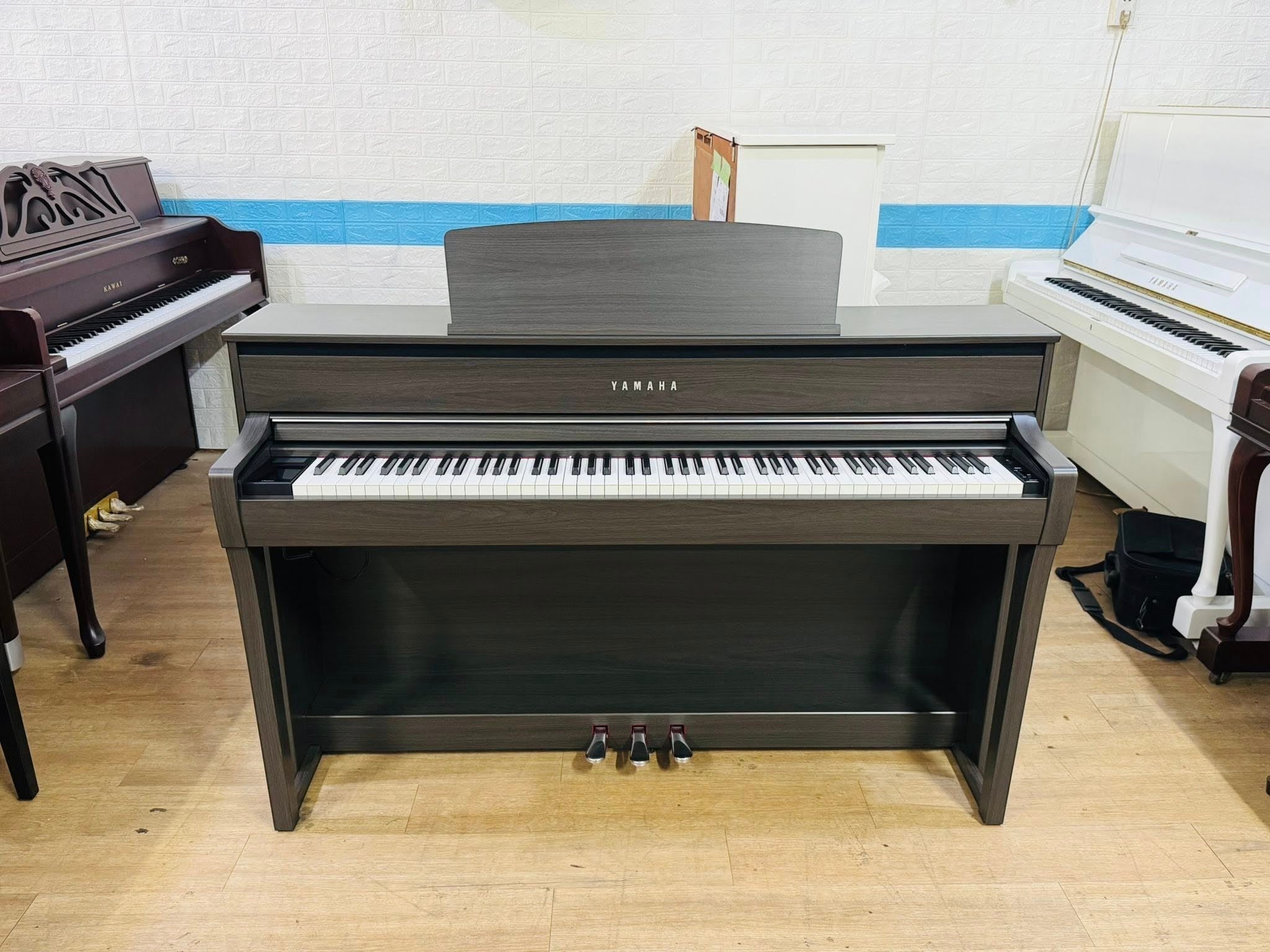 Đàn piano điện Yamaha CLP-775 màu Dark Walnut với bàn phím gỗ GrandTouch tại cửa hàng TÂN NHẠC CỤ