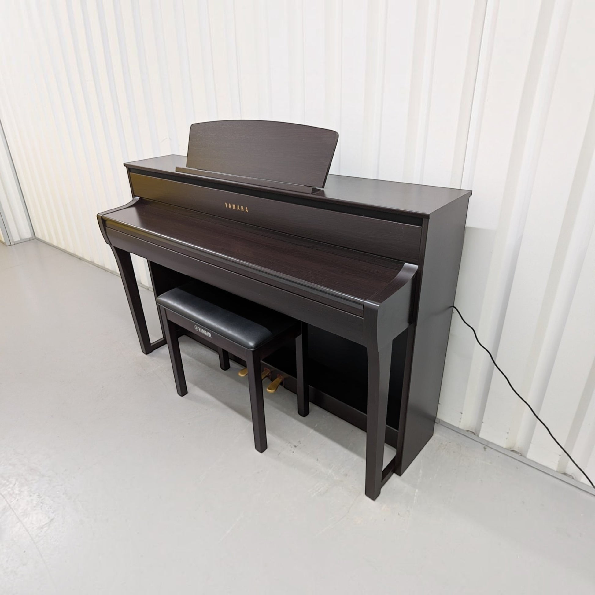 Đàn piano điện TÂN NHẠC CỤ Yamaha CLP-775 màu gỗ óc chó tối sang trọng với thiết kế dáng tủ hiện đại