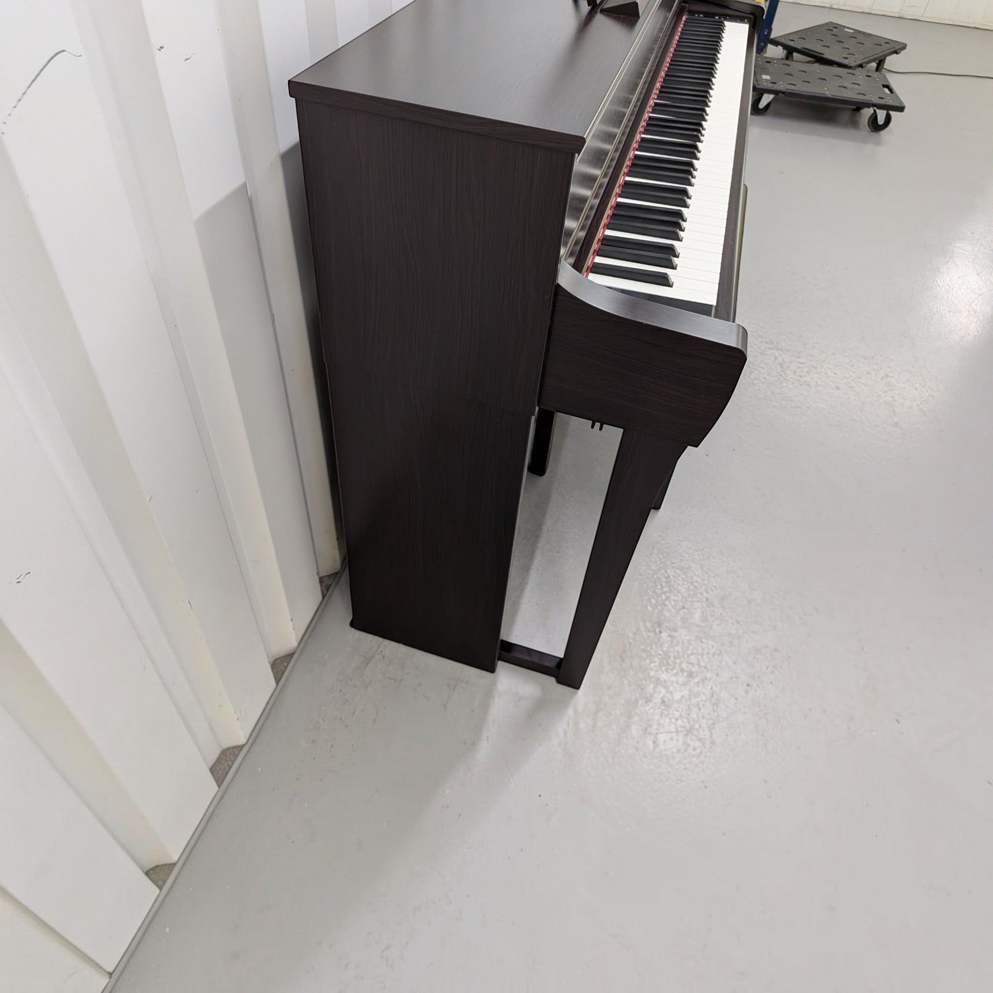 Đàn piano điện TÂN NHẠC CỤ Yamaha CLP-775 màu Dark Walnut với bàn phím gỗ GrandTouch cao cấp, góc nhìn nghiêng.