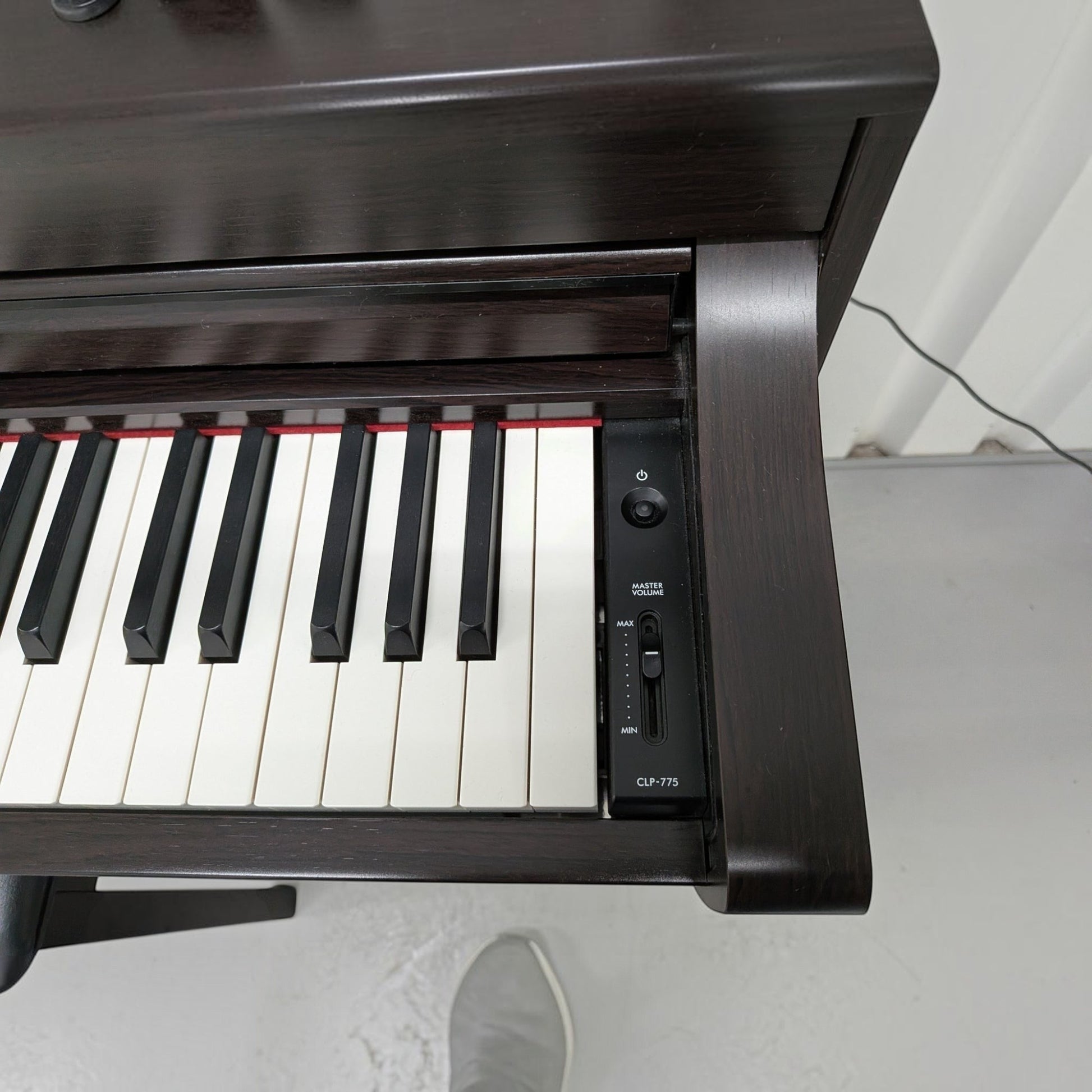 Đàn piano điện TÂN NHẠC CỤ Yamaha CLP-775 màu Dark Walnut với bàn phím gỗ GrandTouch cao cấp và bảng điều khiển bên phải