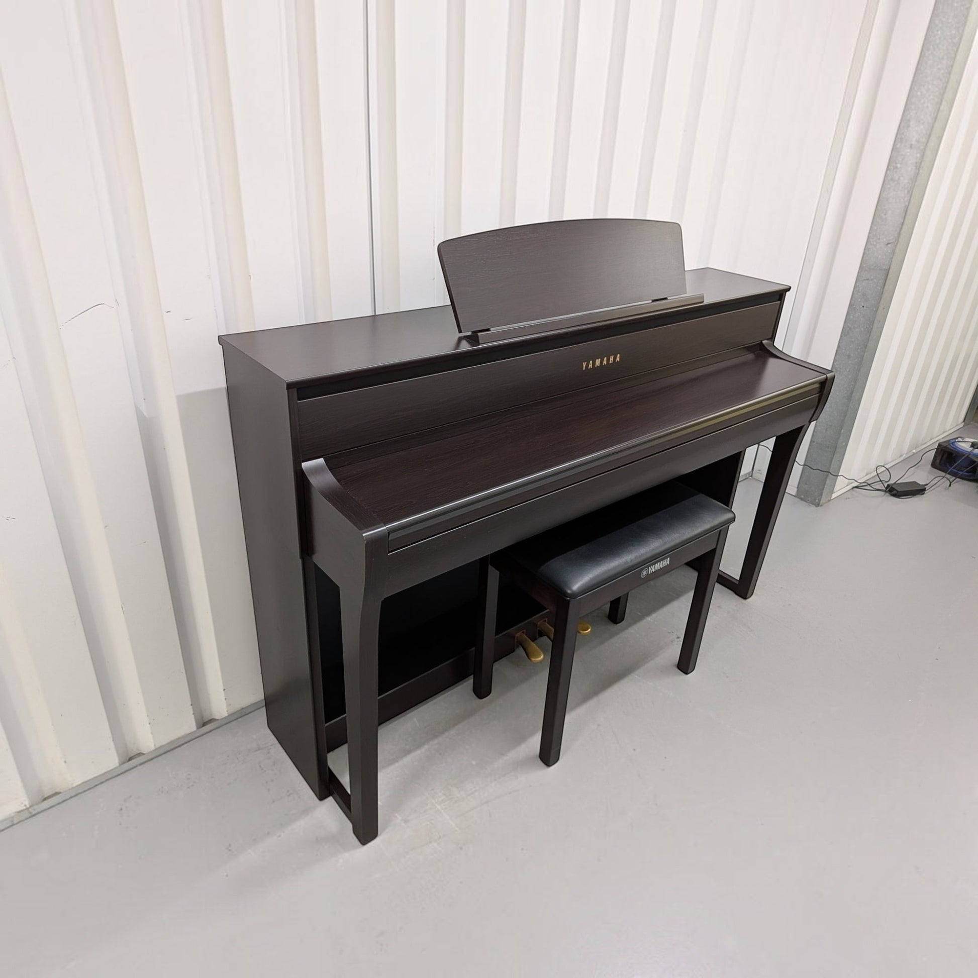 Đàn piano điện Yamaha CLP-775 màu Dark Walnut sang trọng tại Tân Nhạc Cụ với thiết kế dáng tủ hiện đại