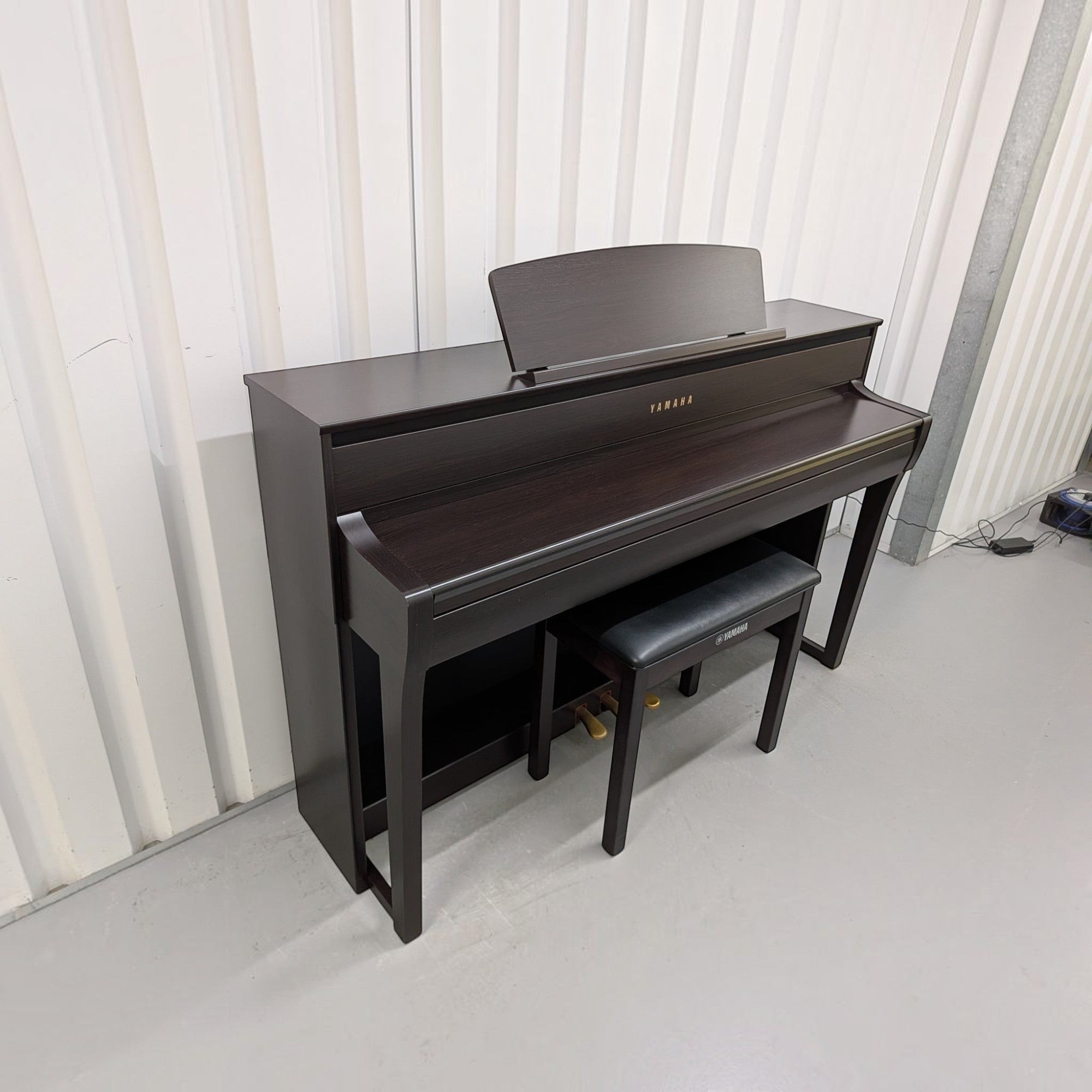 Đàn piano điện Yamaha CLP-775 màu Dark Walnut sang trọng tại Tân Nhạc Cụ với thiết kế dáng tủ hiện đại