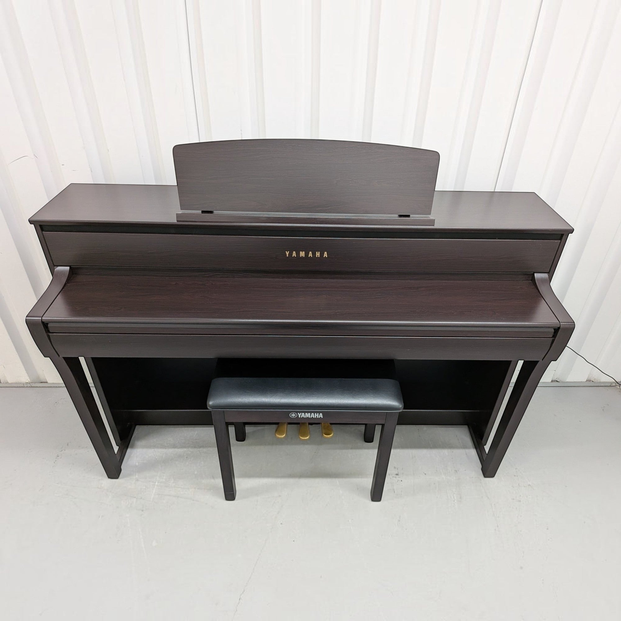 Đàn piano điện TÂN NHẠC CỤ Yamaha CLP-775 màu Dark Walnut với thiết kế dáng tủ sang trọng và ghế đàn đi kèm