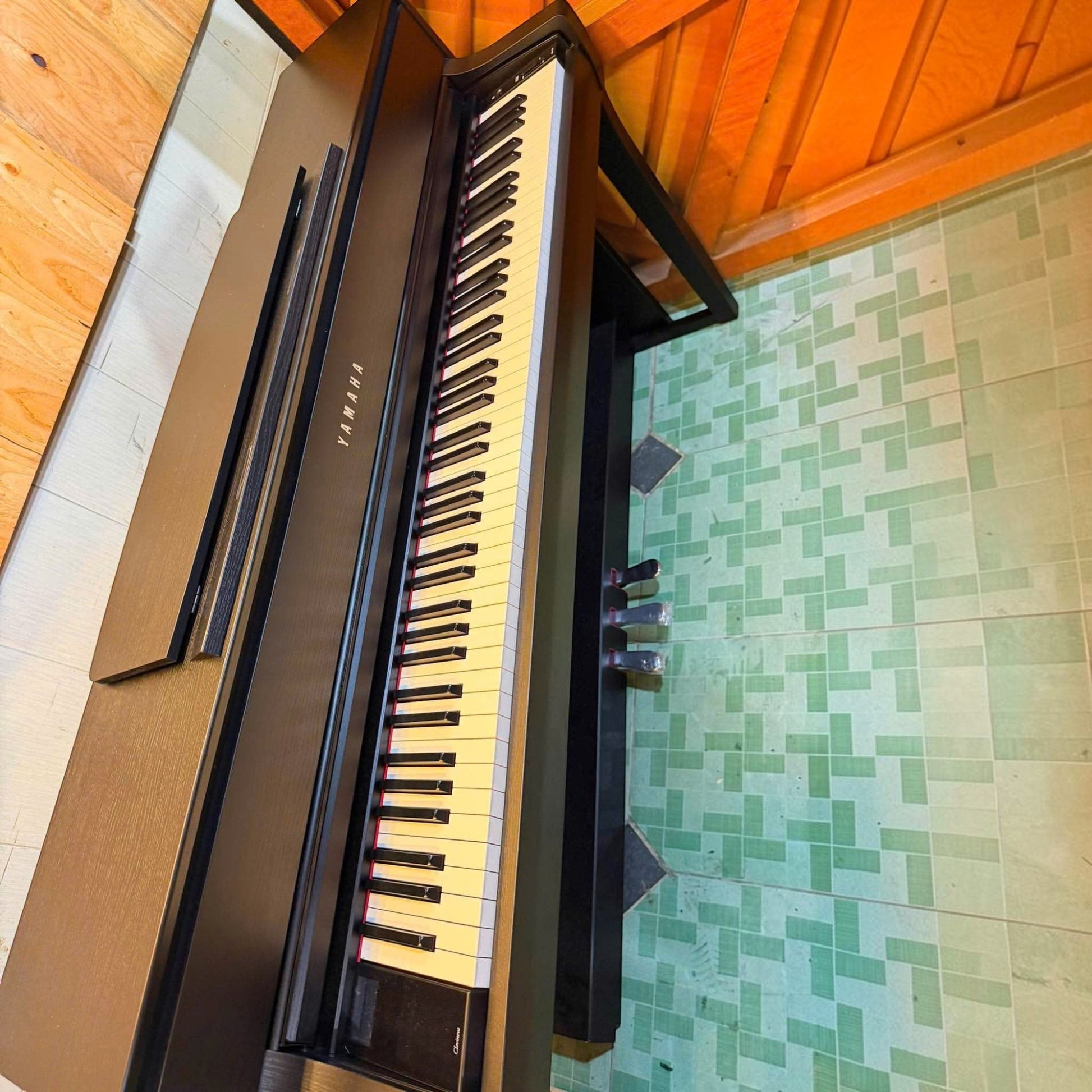 Đàn piano điện Yamaha CLP-775 màu Dark Walnut với bàn phím gỗ GrandTouch cao cấp tại Tân Nhạc Cụ