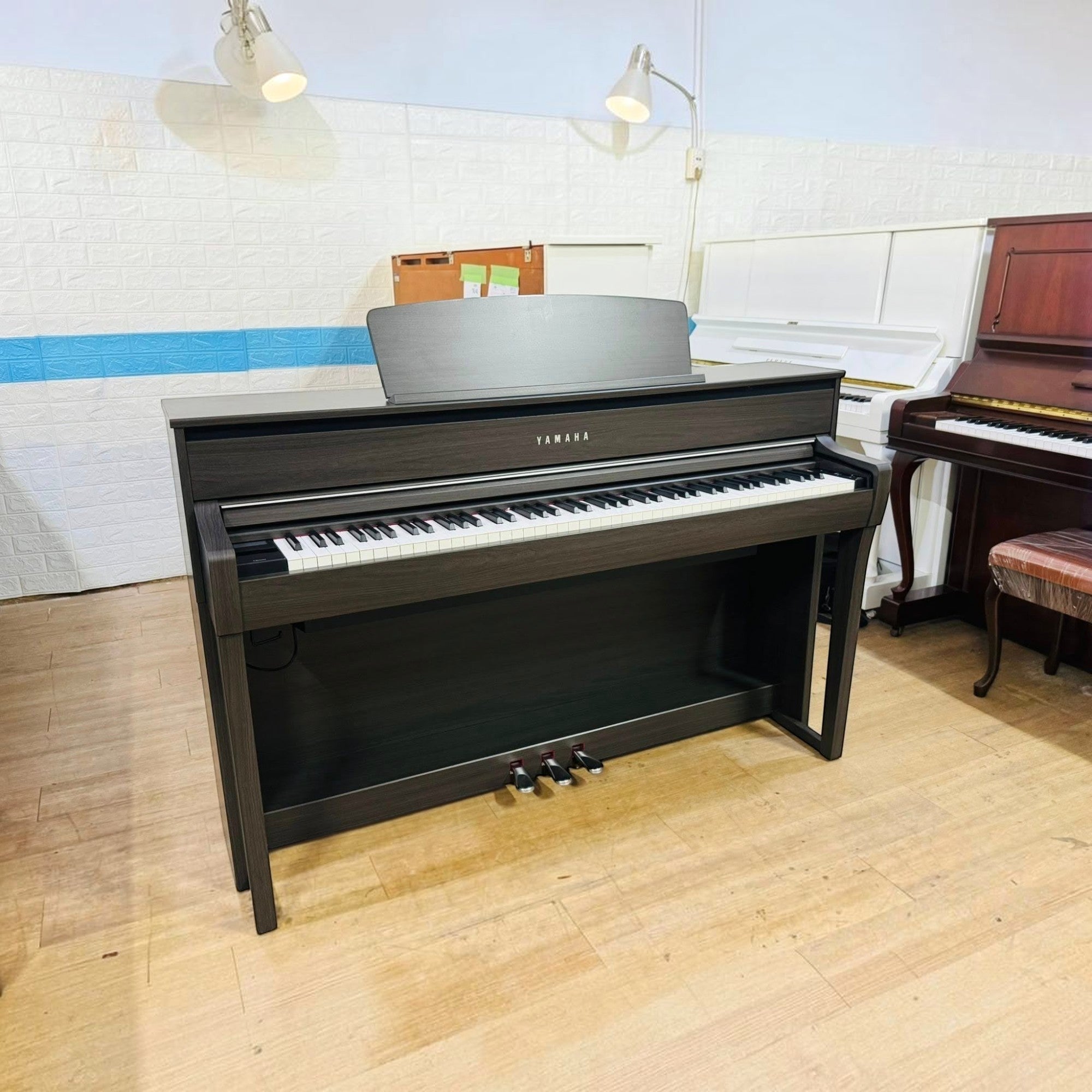 Đàn piano điện Yamaha CLP-775 màu Dark Walnut tại showroom TÂN NHẠC CỤ với bàn phím gỗ GrandTouch sang trọng