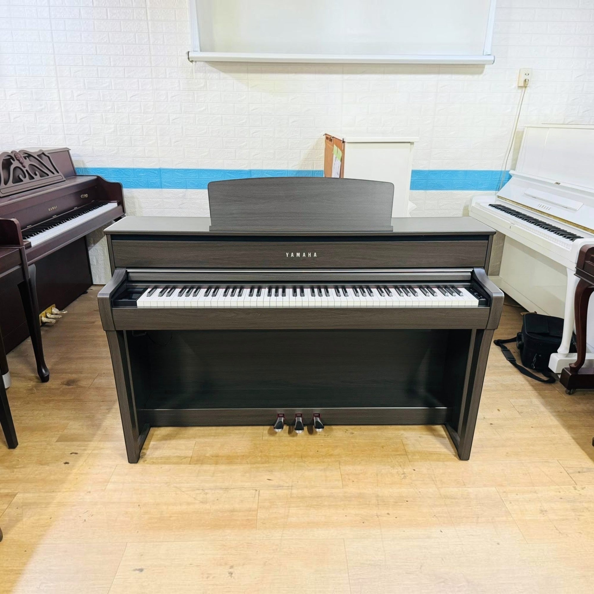 Đàn piano điện Yamaha CLP-775 màu Dark Walnut với bàn phím gỗ GrandTouch cao cấp tại cửa hàng TÂN NHẠC CỤ