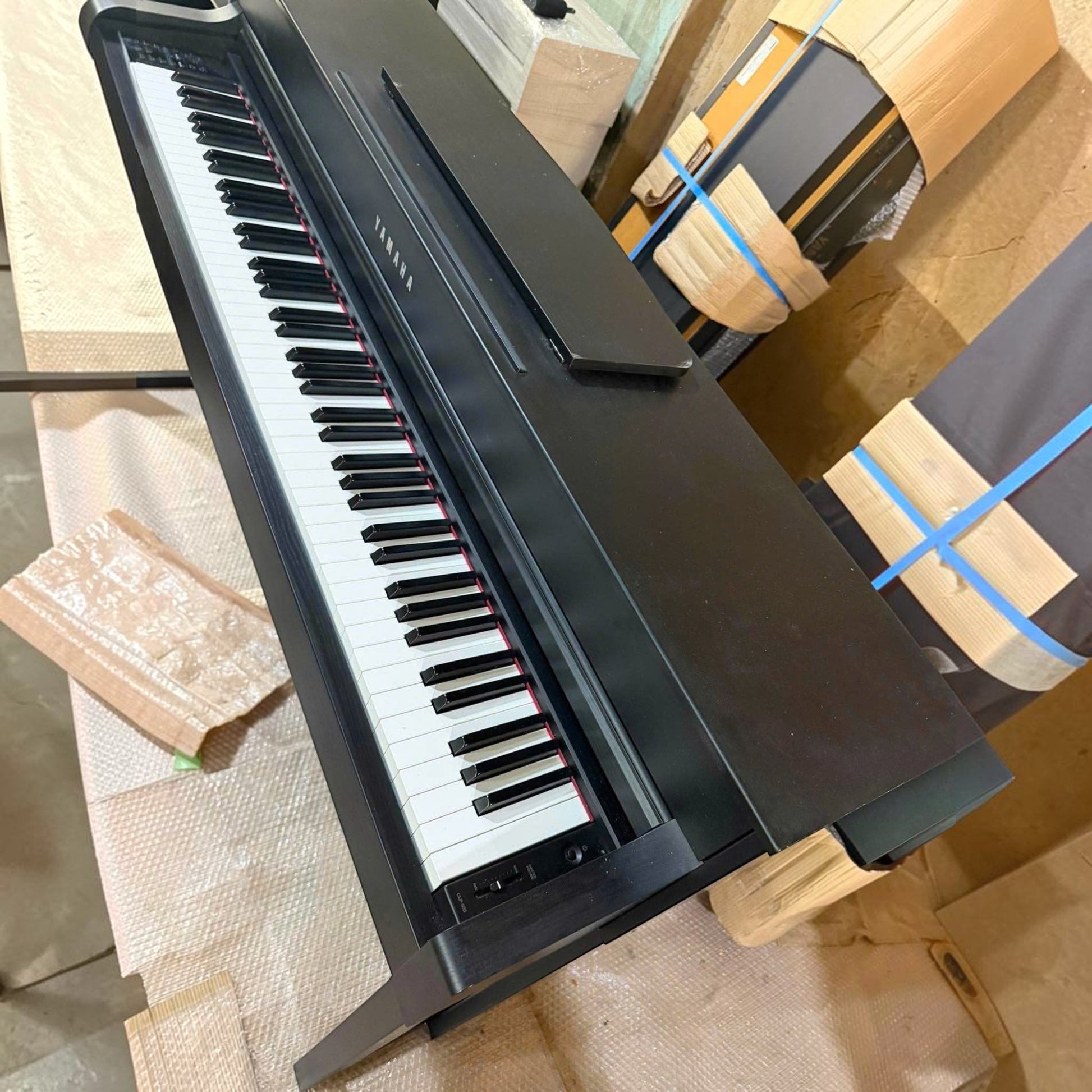 Đàn piano điện Tân Nhạc Cụ Yamaha CLP-775 màu đen sang trọng với bàn phím gỗ GrandTouch cao cấp