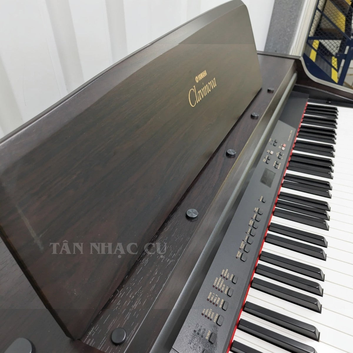Đàn piano điện TÂN NHẠC CỤ Yamaha CLP840 dáng tủ màu gỗ nâu với bàn phím búa GH và bảng điều khiển chi tiết
