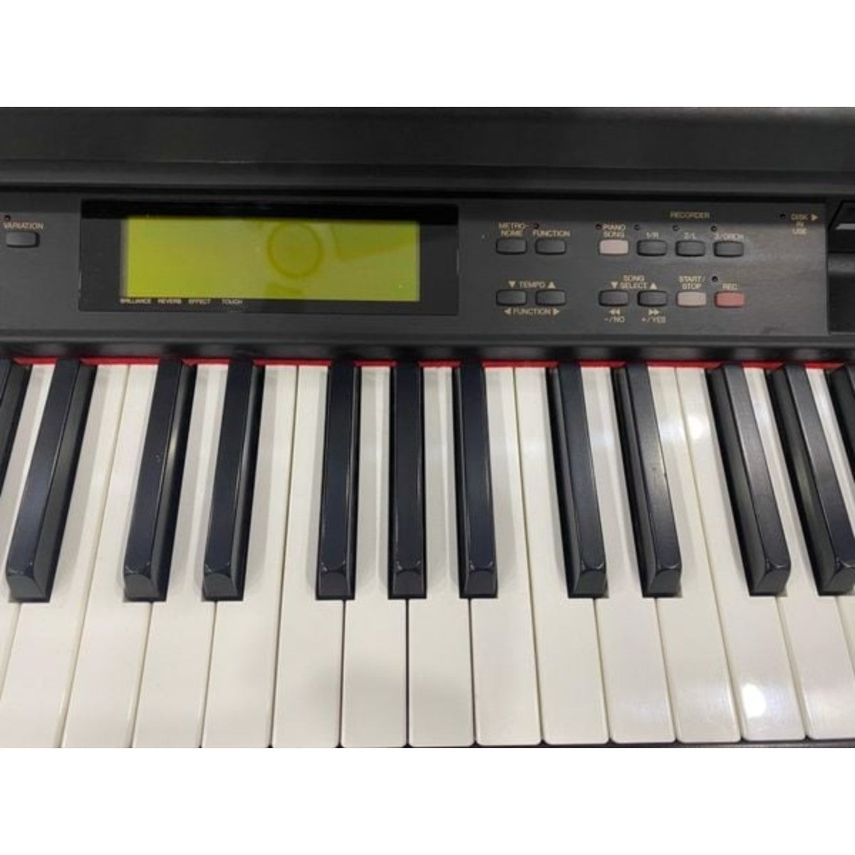Bàn phím và bảng điều khiển đàn piano điện Yamaha CLP870 tại TÂN NHẠC CỤ với màn hình LCD và các nút chức năng