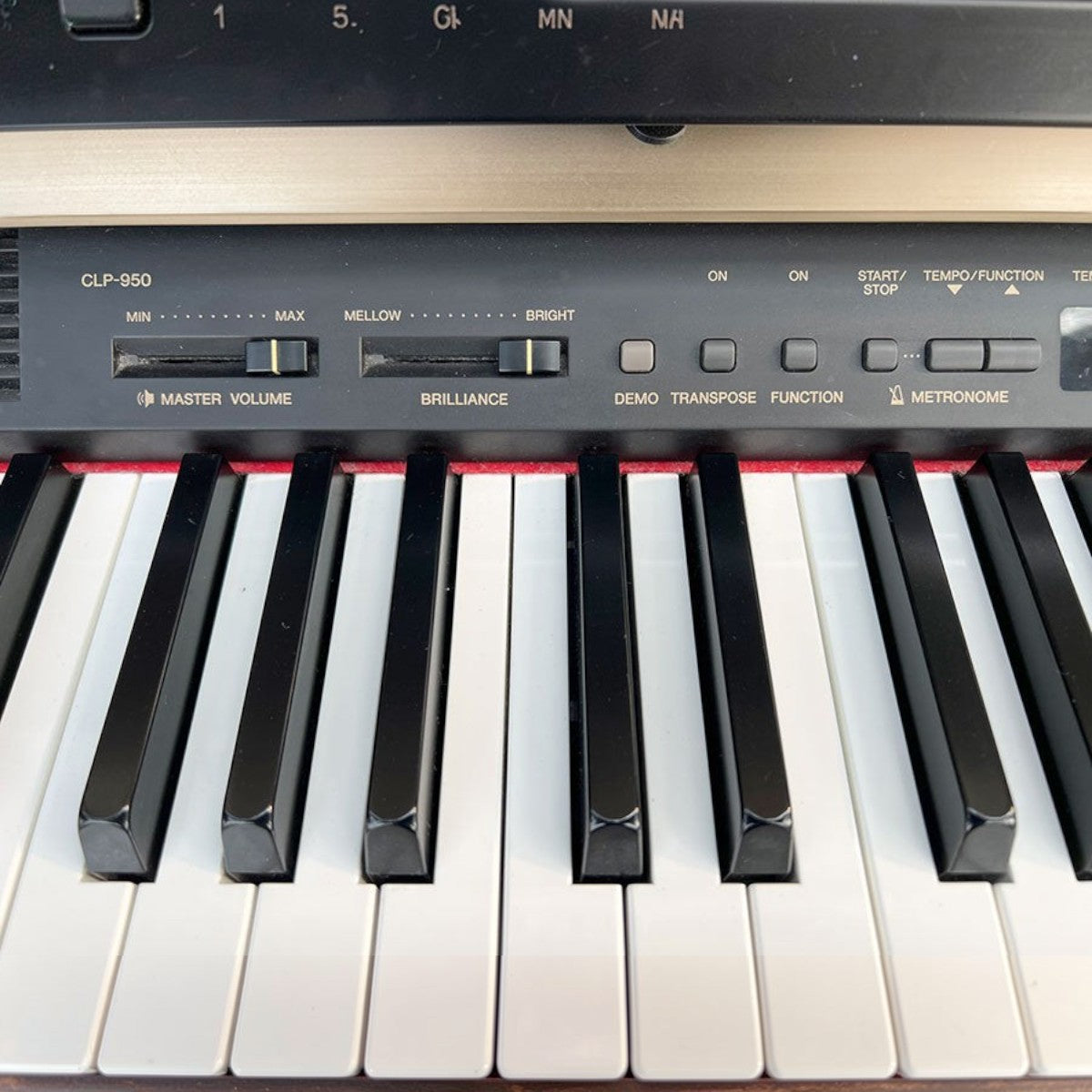 Bảng điều khiển và bàn phím đàn piano điện Yamaha CLP950 tại TÂN NHẠC CỤ với các nút chỉnh âm lượng và độ sáng