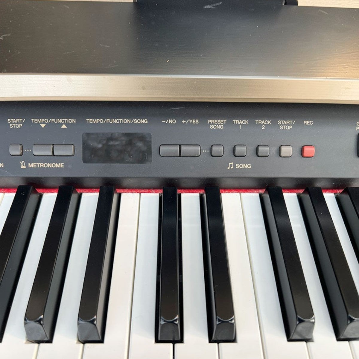 Bảng điều khiển và bàn phím đàn piano điện Yamaha CLP950 tại TÂN NHẠC CỤ với các nút chức năng ghi âm và nhịp điệu