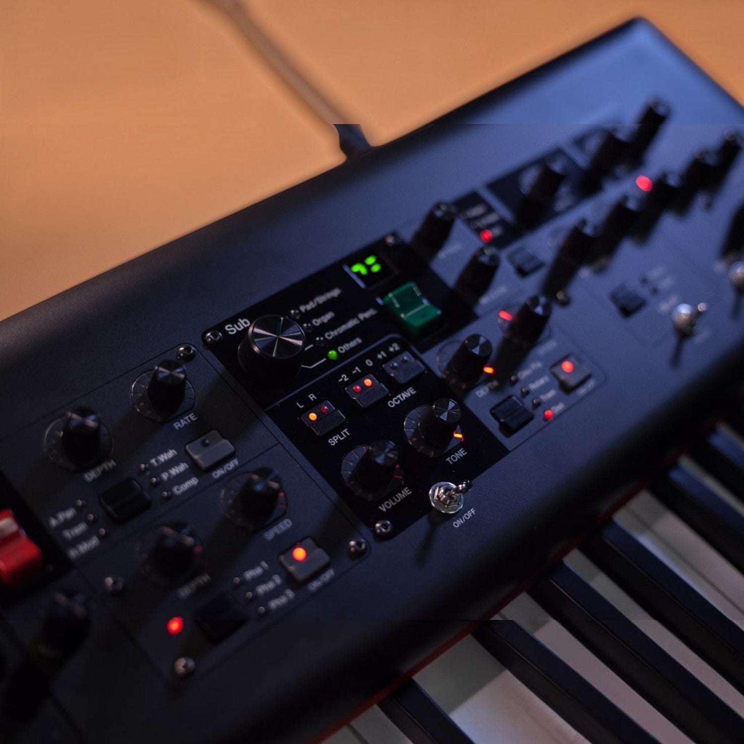 Bảng điều khiển núm vặn trực tiếp trên đàn piano điện biểu diễn TÂN NHẠC CỤ Yamaha CP88 với đèn nền LED
