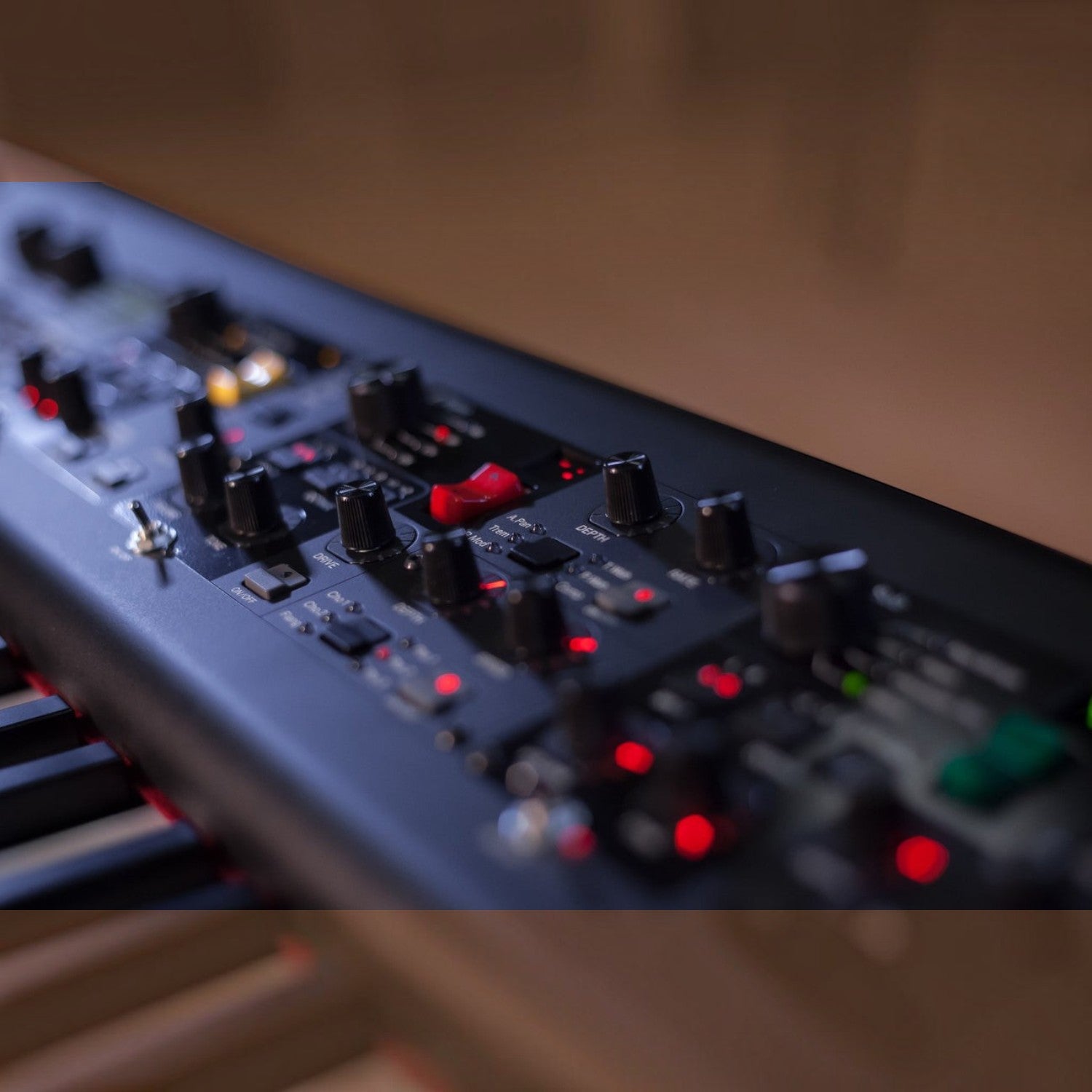 Bảng điều khiển núm vặn trực tiếp trên đàn piano điện biểu diễn TÂN NHẠC CỤ Yamaha CP88 màu đen