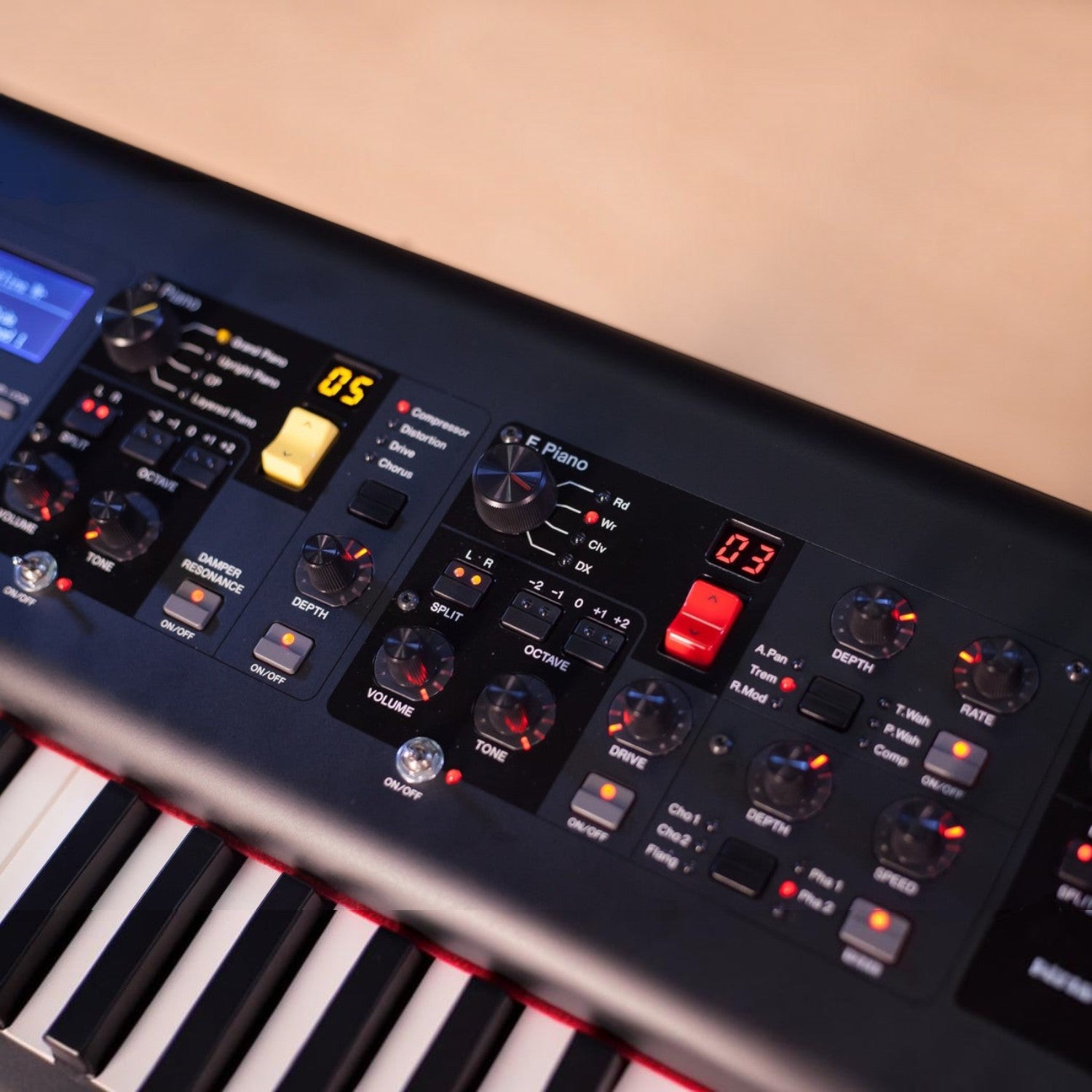 Bảng điều khiển núm vặn trực quan trên đàn piano điện biểu diễn Yamaha CP88 tại Tân Nhạc Cụ