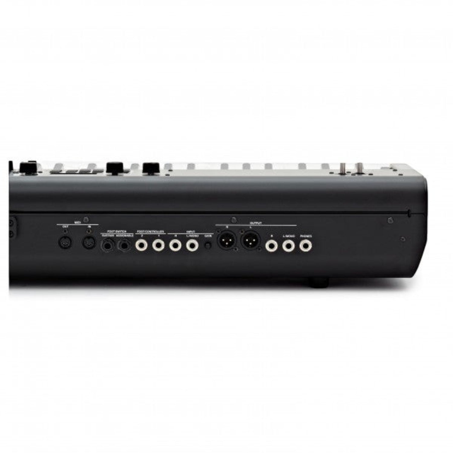 Bảng điều khiển kết nối phía sau đàn piano điện Yamaha CP88 tại Tân Nhạc Cụ với các cổng XLR và MIDI chuyên nghiệp