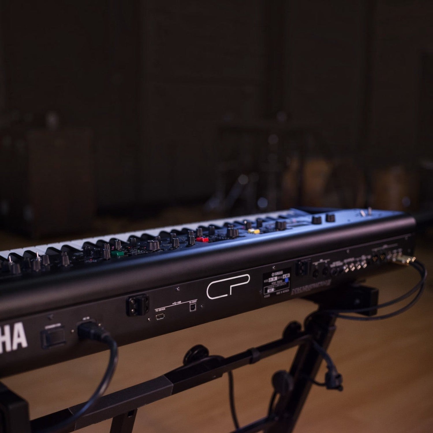 Mặt sau đàn piano điện Yamaha CP88 tại Tân Nhạc Cụ với các cổng kết nối chuyên nghiệp và khung kim loại màu đen