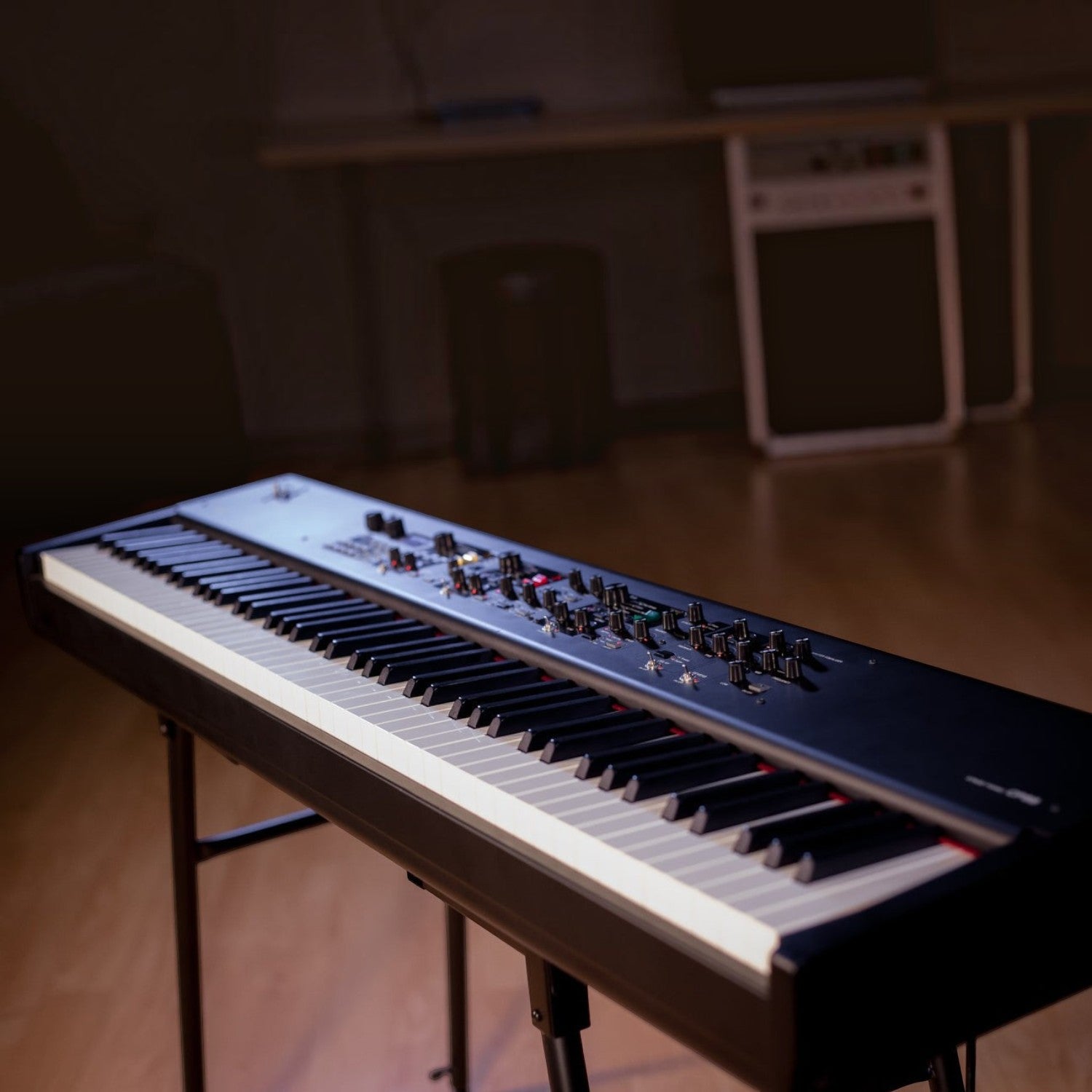 Đàn piano điện biểu diễn Yamaha CP88 màu đen với bàn phím gỗ NW-GH3 và bảng điều khiển núm vặn tại Tân Nhạc Cụ