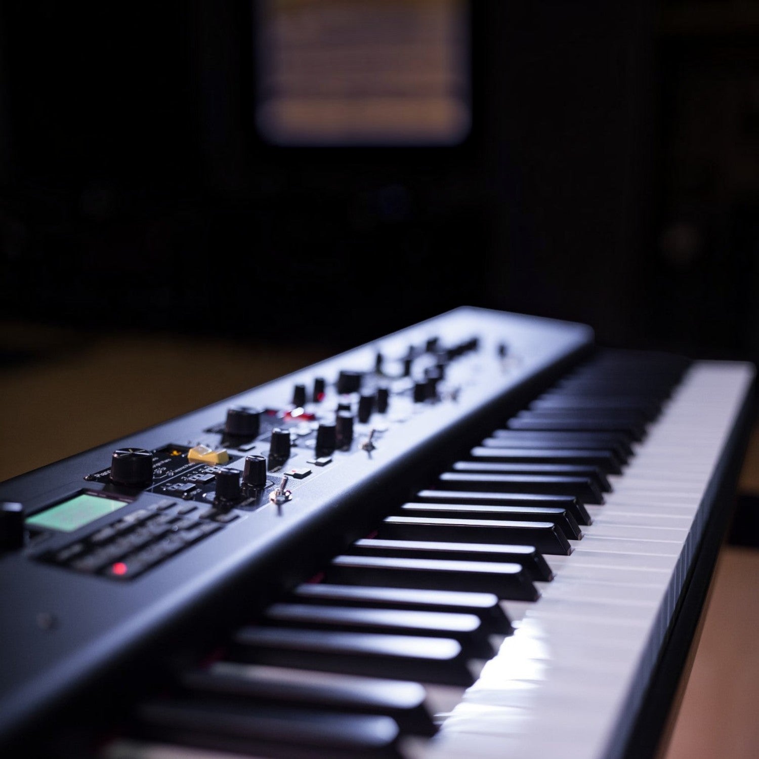 Đàn piano điện biểu diễn Yamaha CP88 màu đen với bảng điều khiển núm vặn chuyên nghiệp tại Tân Nhạc Cụ
