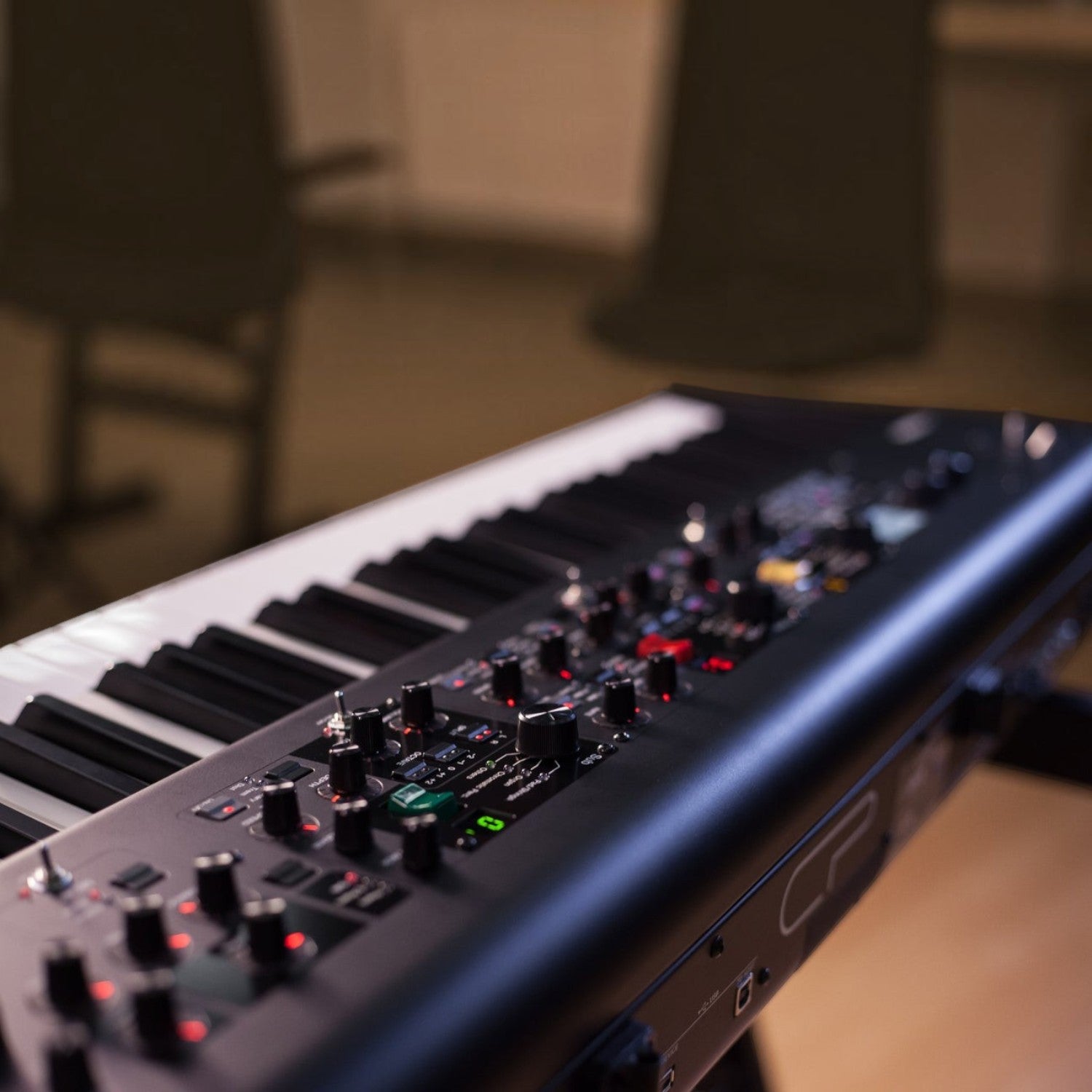 Đàn piano điện biểu diễn Yamaha CP88 màu đen với bảng điều khiển núm vặn trực quan tại Tân Nhạc Cụ