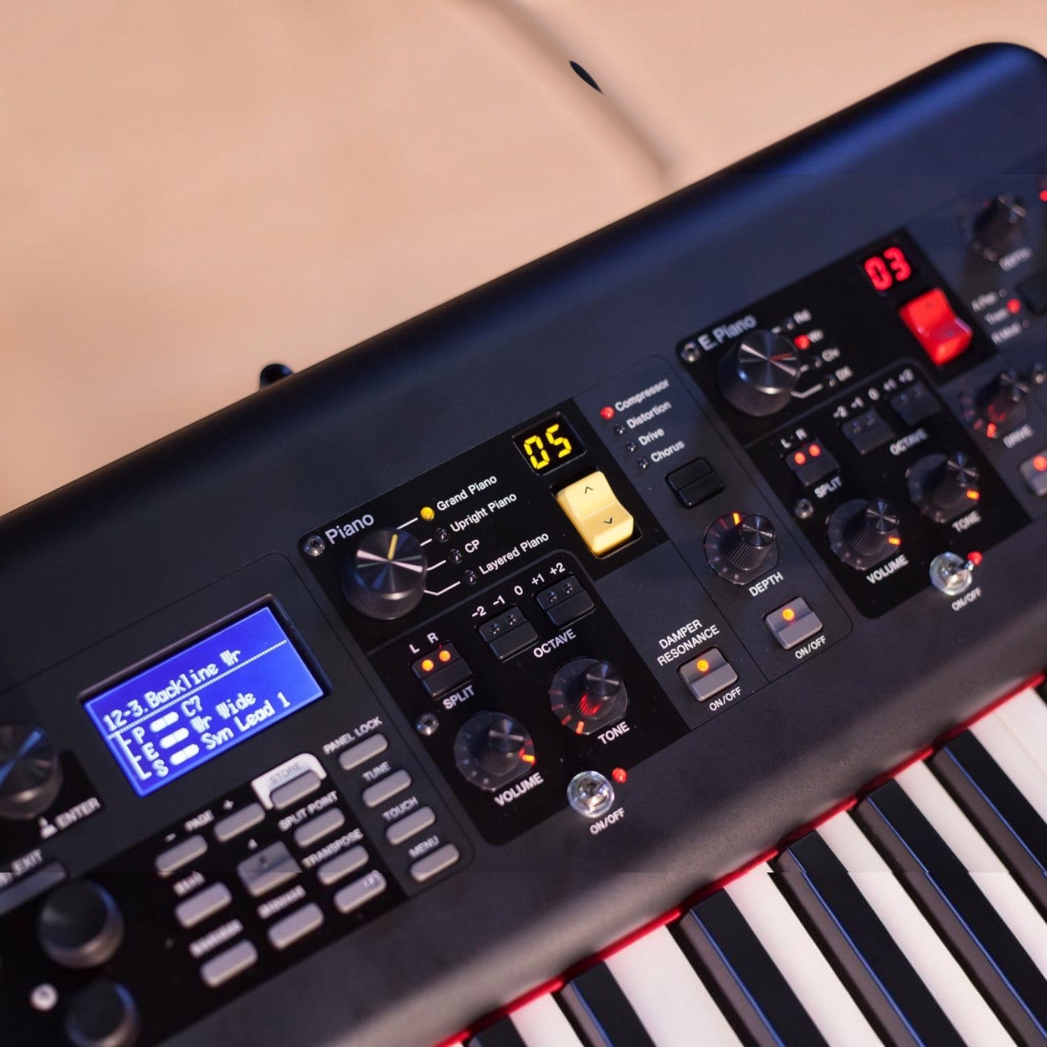 Đàn piano điện biểu diễn Yamaha CP88 tại Tân Nhạc Cụ với bảng điều khiển núm vặn trực quan và màn hình LCD