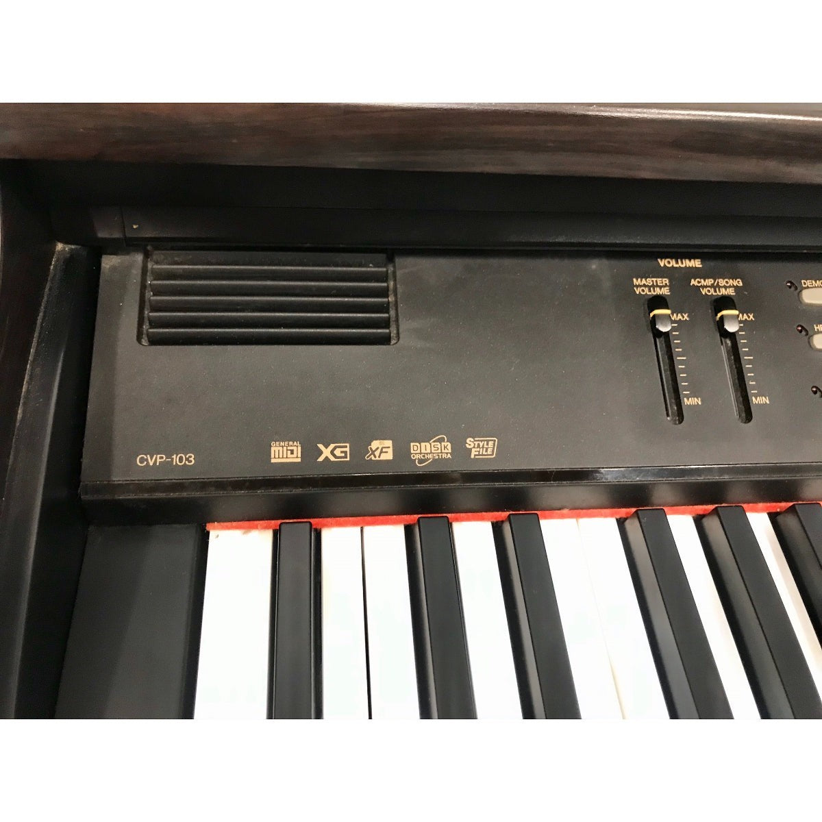 Bảng điều khiển đàn piano điện Yamaha CVP-103 tại TÂN NHẠC CỤ với các nút chỉnh âm lượng và logo công nghệ