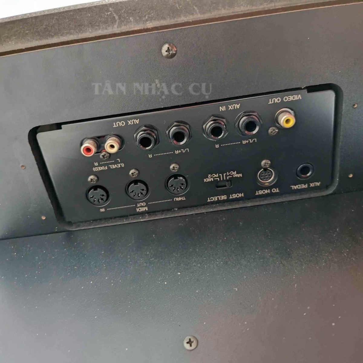 Bảng cổng kết nối phía sau đàn piano điện TÂN NHẠC CỤ Yamaha CVP-207 bao gồm MIDI, AUX, và Video Out