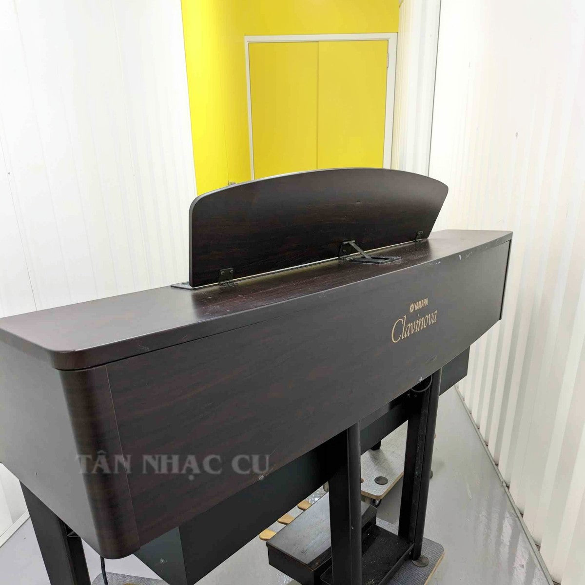 Đàn piano điện TÂN NHẠC CỤ Yamaha Clavinova CVP-207 màu nâu gỗ sang trọng, thiết kế dáng tủ đứng chắc chắn