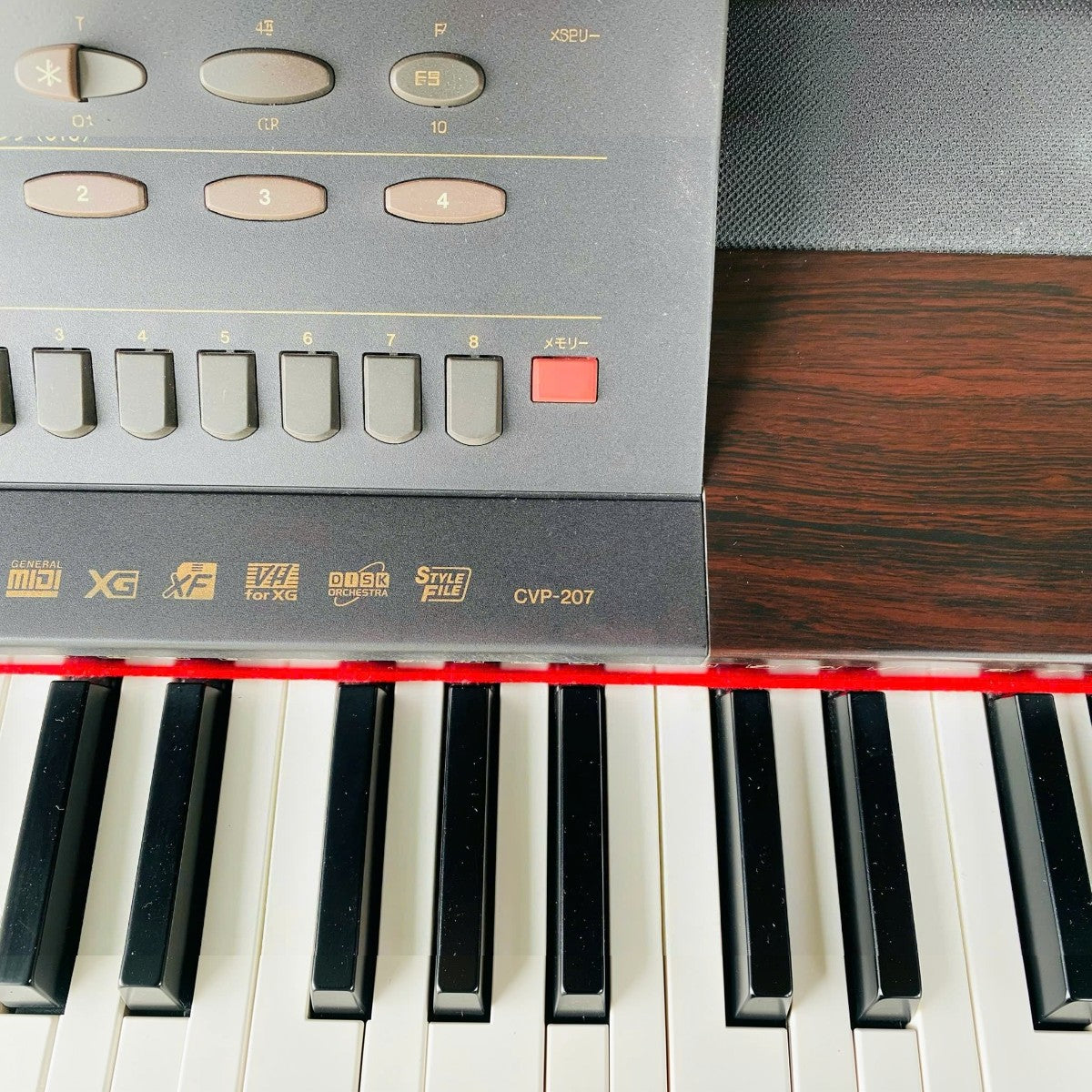 Đàn piano điện TÂN NHẠC CỤ Yamaha CVP-207 với bảng điều khiển chi tiết và phím đàn màu đen trắng sang trọng
