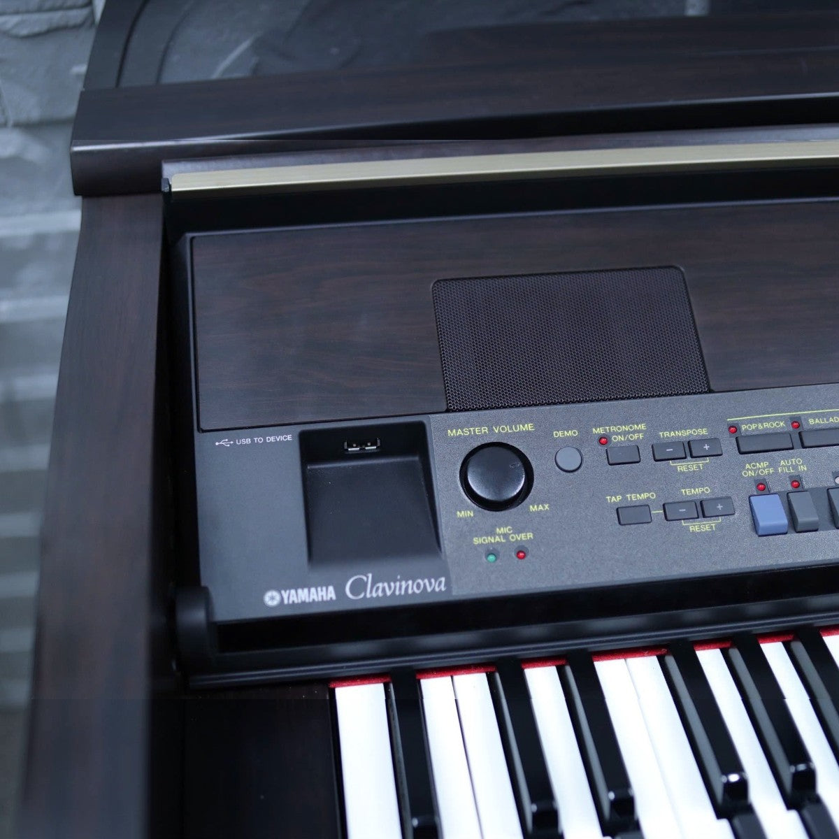 Bảng điều khiển đàn piano điện TÂN NHẠC CỤ Yamaha CVP-403 với các nút chức năng, núm âm lượng và cổng USB