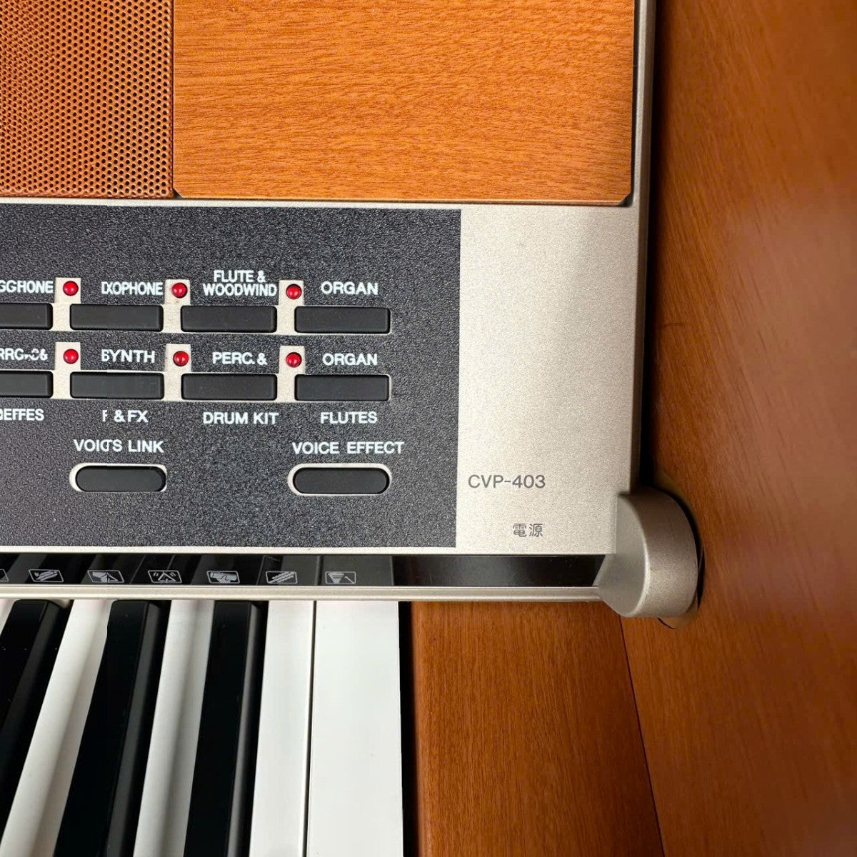Bảng điều khiển và bàn phím đàn piano điện TÂN NHẠC CỤ Yamaha CVP-403 với các nút chọn âm sắc nhạc cụ