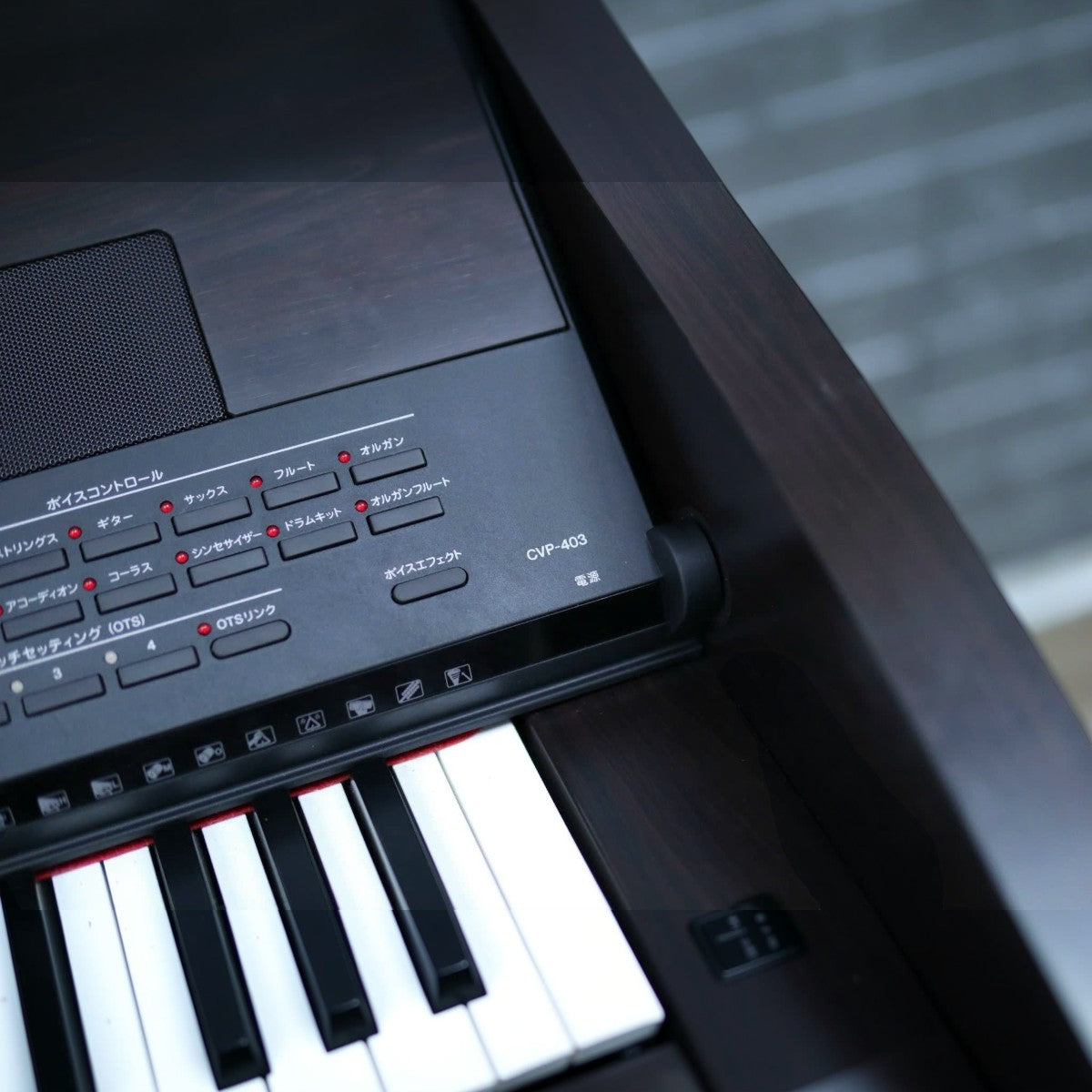 Bảng điều khiển và bàn phím đàn piano điện Yamaha CVP-403 tại Tân Nhạc Cụ với thiết kế gỗ sang trọng