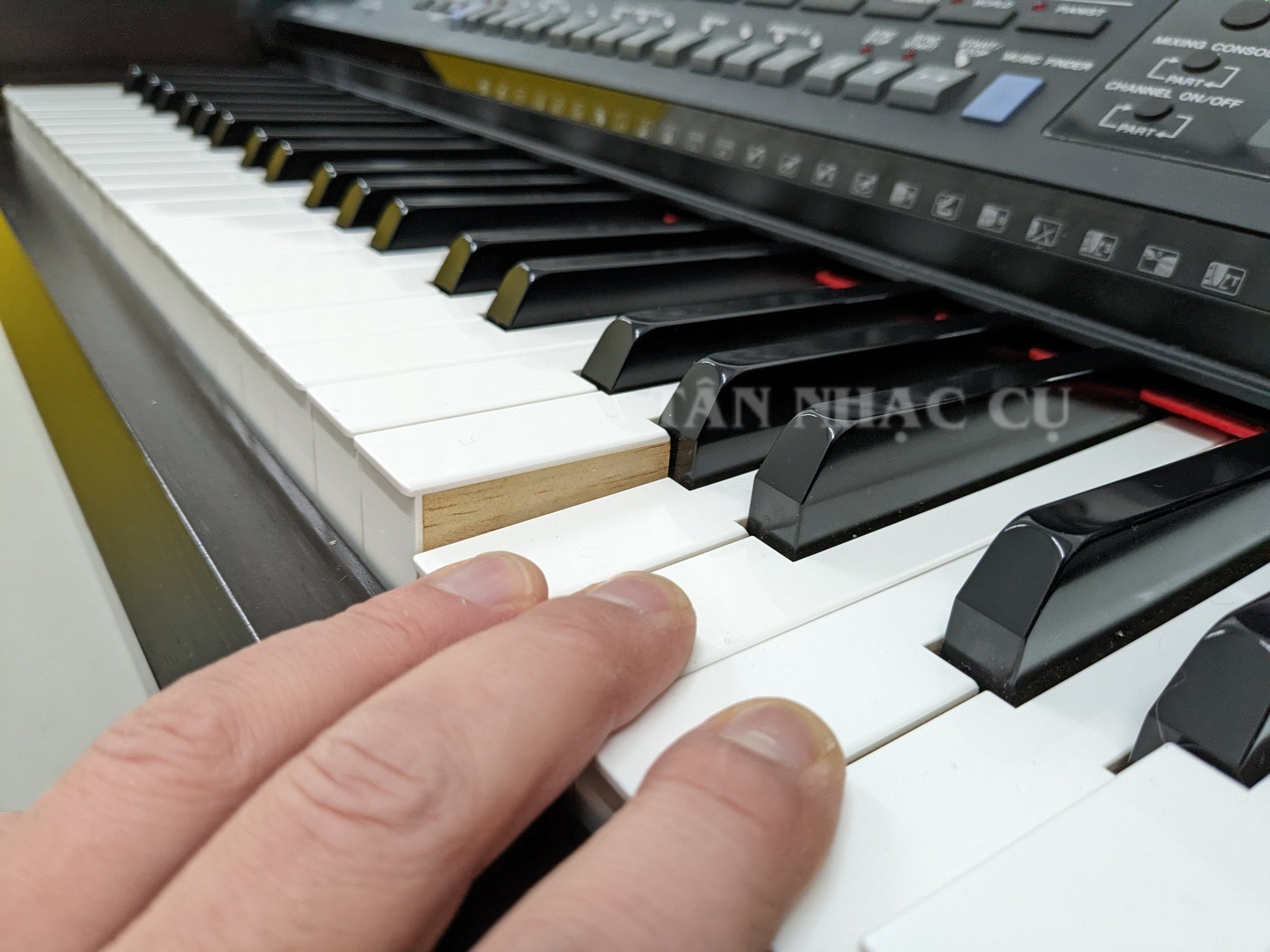 Bàn phím gỗ Natural Wood của đàn piano điện TÂN NHẠC CỤ Yamaha CVP-407 với các phím trắng gỗ thật